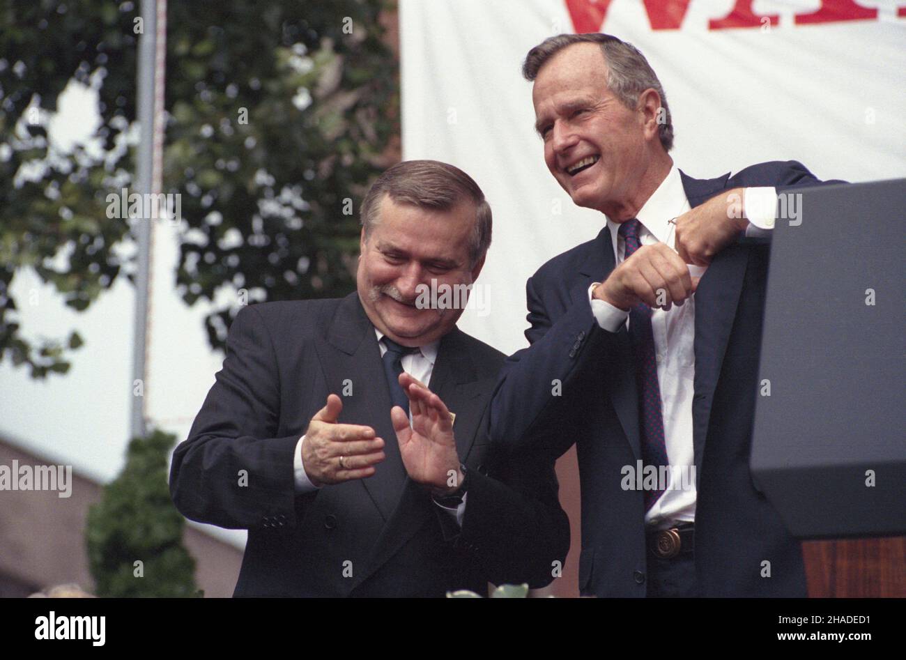 Warszawa 05.07.1992. Wizyta prezydenta Stanów Zjednoczonych Ameryki George'a Busha w Polsce. NZ. George Bush (P) i prezydent RP Lech Wa³êsa (L) podczas spotkania z mieszkañcami Warszawy na placu Zamkowym. wb PAP/Stefan Kraszewski Varsavia, Polonia, 05 luglio 1992. Presidente degli Stati Uniti George Bush (R) e Presidente della Polonia Lech Walesa (L) durante un incontro con i cittadini di Varsavia in Piazza del Castello di Varsavia. Il Presidente Bush con sua moglie è in visita ufficiale in Polonia. PAP/STEFAN KRASZEWSKI Foto Stock