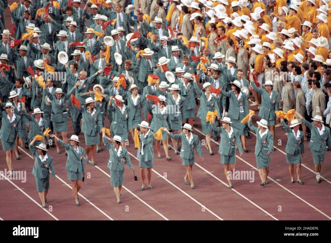 Barcellona, Hiszpania, 25.07.1992. XXV Lettie Igrzyska Olimpijskie w Barcelonie, cerimonia otwarcia. N/z polska ekipa. (sig.) PAP/Piotr Teodor Walczak Barcellona, Spagna, 25.07.1992. XXV Giochi Olimpici estivi di Barcellona, cerimonia di apertura. Nella foto: Squadra polacca. (sig.) PAP/Piotr Teodor Walczak Foto Stock