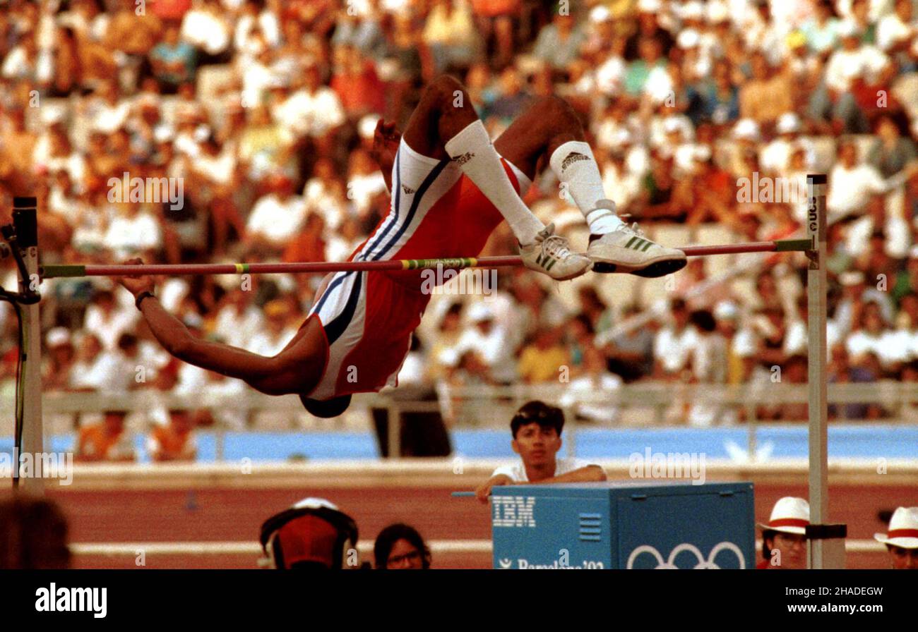 Barcellona, Hiszpania, 07.08.1992. XXV Lettie Igrzyska Olimpijskie w Barcelonie. Skok wzwy¿ - zwyciêzca Kubañczyk Javier Sotomayor. (sig.) PAP/Piotr Teodor Walczak Barcellona, Spagna, 07.08.1992. XXV Giochi Olimpici estivi di Barcellona. Salto in alto - vincitore Cuban Javier Sotomayor. (sig.) PAP/Piotr Teodor Walczak Foto Stock