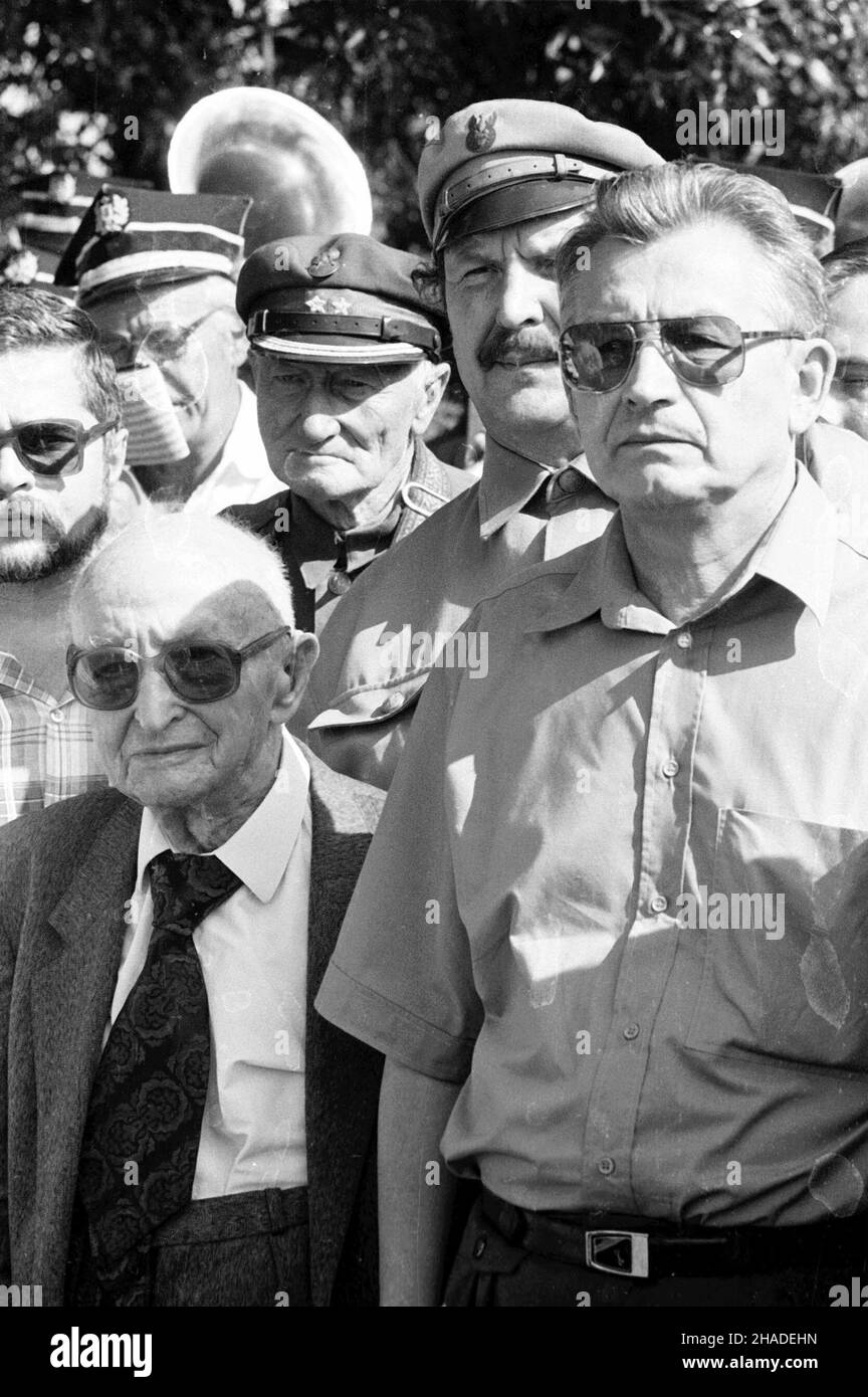 Micha³owice, 06.08.1992. Marsz szlakiem i Kompanii Kadrowej. Przy obelisku stoj¹cym w miejscu, gdzie legioniœci przekroczyli granicê zaboru rosyjskiego. N/z Leszek Moczulski (P), 97-letti legionista Zenon Chmielewski (L). (sig.) PAP/Jacek Bednarczyk Michalowice, 06.08.1992. Prima prova di Cadre Company. Monumento nel luogo in cui Legioni passò confine russo. Nella foto: Leszek Moczulski (R) e Zenon Chmielewski (L) ex soldato della Legione. (sig.) PAP/Jacek Bednarczyk Foto Stock