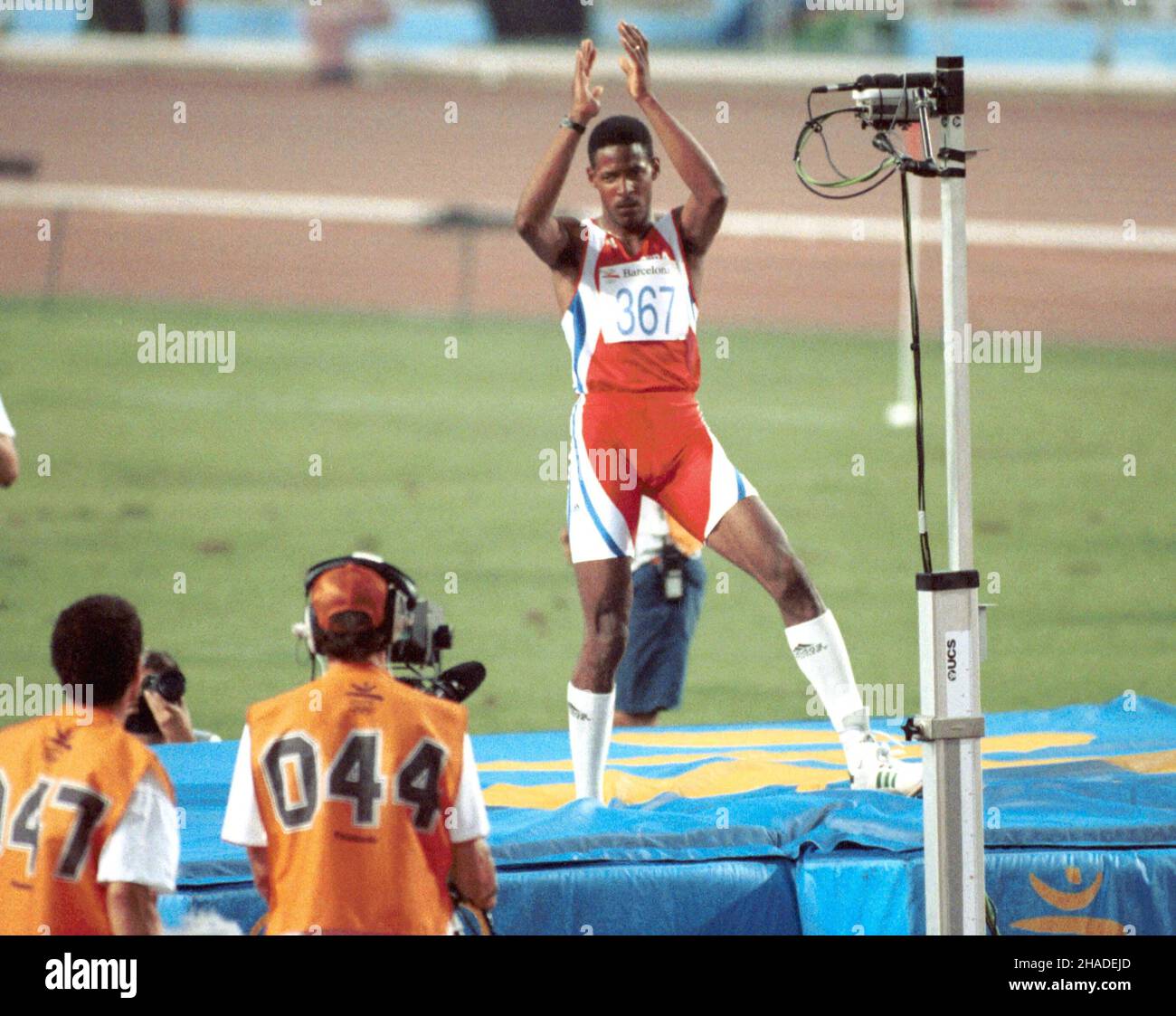 Barcellona, Hiszpania, 07.08.1992. XXV Lettie Igrzyska Olimpijskie w Barcelonie. Skok wzwy¿ - zwyciêzca Kubañczyk Javier Sotomayor. (sig.) PAP/Piotr Teodor Walczak Barcellona, Spagna, 07.08.1992. XXV Giochi Olimpici estivi di Barcellona. Salto in alto - vincitore Cuban Javier Sotomayor. (sig.) PAP/Piotr Teodor Walczak Foto Stock