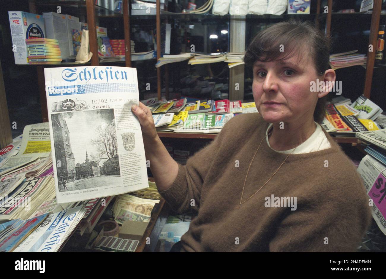 Opole 10,1992. Prasa niemieckojêzyczna w kiosku, sprzedawczyni Leokadia Kaliska prezentuje gazetê Schlesien relazione. wb PAP/Krzysztof Œwiderski Opole Ottobre 1992. Quotidiani in lingua tedesca presso un edicola, Leokadia Kaliska presenta il giornale Schlesien Report. wb PAP/Krzysztof Swiderski Foto Stock