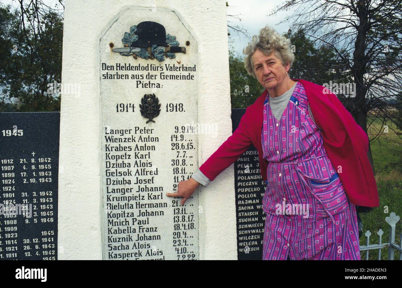 Pietna 10,1992. Tablica pami¹tkowa ku czci ¿o³nierzy armii niemieckiej (pochodz¹cych ze wsi Pietna) poleg³ych w czasie i wojny œwiatowej. NZ. Helena Albin pokazuje nazwisko swojego dziadka Karla Krumpietza, który zgin¹³ w 1916 roku nad Somm¹. wb PAP/Krzysztof Œwiderski Dok³adny dzieñ wydarzenia nieustalony. Pietna Ottobre 1992. Una targa commemorativa dei soldati tedeschi (del villaggio di Pietna), uccisi durante la prima guerra mondiale. Nella foto: Helena Albin che mostra il nome del suo nonno Karl Krumpietz che è stato ucciso nella battaglia di Somme nel 1916. wb PAP/Krzysztof Swiderski Ev Foto Stock