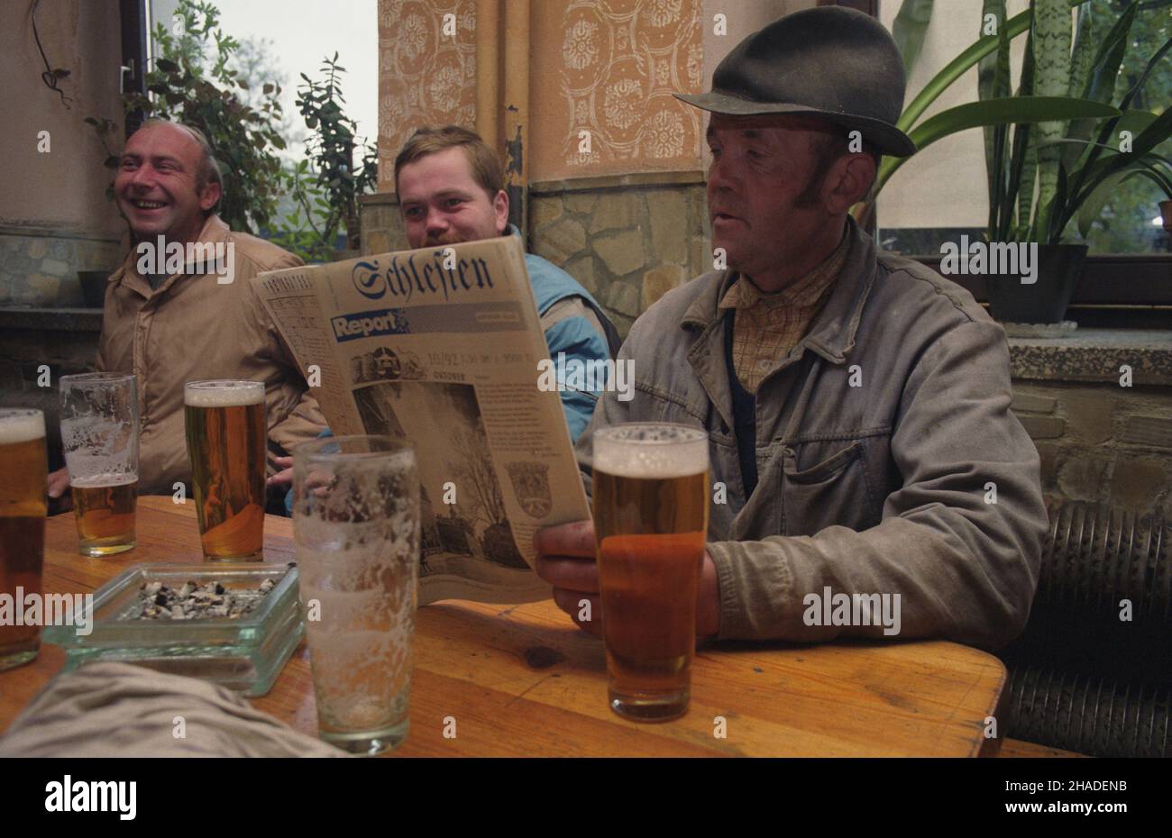 Kad³ub 10,1992. Mieszkañcy wsi pochodzenia niemieckiego czytaj¹ w barze niemieckojêzyczn¹ gazetê Schlesien Report. wb PAP/Krzysztof Œwiderski Dok³adny dzieñ wydarzenia nieustalony. Kadlub Ottobre 1992. Residenti del villaggio di origine tedesca leggendo il giornale di lingua tedesca Schlesien rapporto in un bar. wb PAP/Krzysztof Swiderski evento giorno sconosciuto Foto Stock