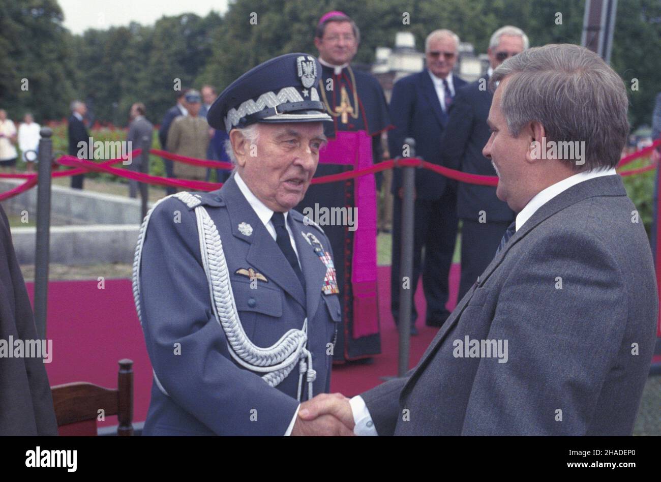 Warszawa 04.09.1992. Uroczystoœæ przekazania sztandaru Polskich Si³ Powietrznych na Zachodzie delegacji Wojsk Lotniczych i Obrony Powietrznej na placu Pi³sudskiego z udzia³em polskich lotników z okresu II wojny œwiatowej. prezydent RP Lech Wa³êsa (P) wita siê ze Stanis³awem Skalskim (L). W tle biskup pomocniczy S³awoj Leszek G³ódŸ. wb PAP/Janusz Mazur Varsavia, Polonia, 04 settembre 1992. Il Presidente della Polonia Lech Walesa (R) dà il benvenuto a Stanislaw Skalski (L), (sullo sfondo a sinistra) Mons. Slawoj Leszek Glodz durante la cerimonia ufficiale di trasferimento della bandiera dell'Aeronautica Polacca in Th Foto Stock