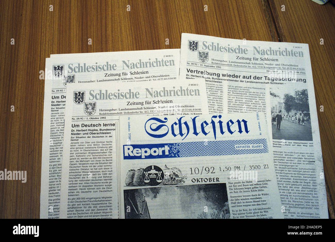 Polska 10,1992. Prasa niemieckojêzyczna mniejszoœci niemieckiej ukazuj¹ca siê na Œl¹sku Opolskim. Gazety Schlesien Report i schlesische Nachrichten. wb PAP/Krzysztof Œwiderski Dok³adny dzieñ wydarzenia nieustalony. Opole Ottobre 1992. I quotidiani tedeschi della minoranza tedesca pubblicati in Slask Opolski. Nella foto: Giornali Schlesien Report e schlesische Nachrichten. wb PAP/Krzysztof Swiderski Foto Stock