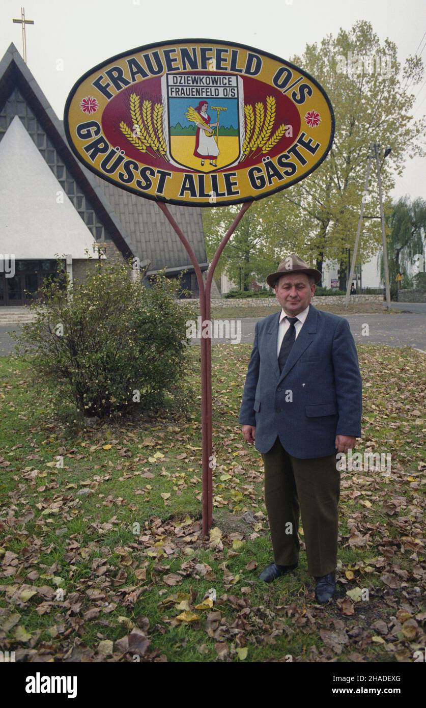 Dziewkowice 21.10.1992. Mniejszoœæ niemiecka na Œl¹sku Opolskim. NZ. so³tys Dziewkowic Helmut Wieschollek obok tablicy z niemieck¹ nazw¹ wsi - Frauenfeld. wb PAP/Krzysztof Œwiderski Dziewkowice 21 ottobre 1992. Minoranza tedesca nella regione di Slask Opolski. Nella foto: presidente del consiglio del villaggio Helmut Wieschollek accanto ad un consiglio con il nome tedesco di Dziewkowice - Frauenfeldof. wb PAP/Krzysztof Swiderski Foto Stock