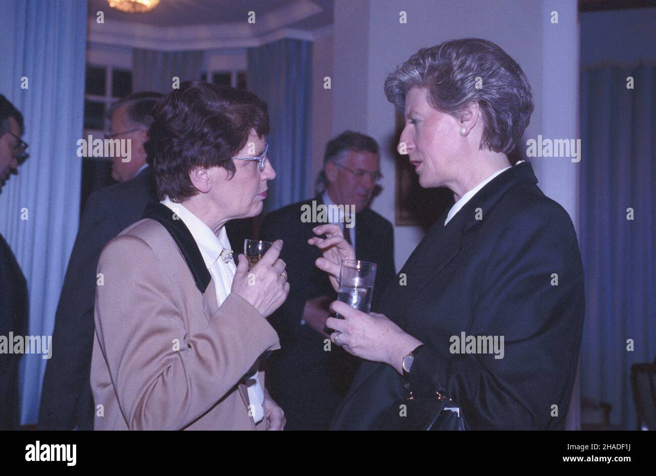 Republika Federalna Niemiec Bonn 05.11.1992. Wizyta Premier RP Hanny Suchockiej w Republice Federalnej Niemiec (5-6.11.1992). NZ. Bundestag, kolacja wydana na czeœæ Hanny Suchockiej (P) przez przewodnicz¹c¹ Bundestagu Ritê Suessmuth (L). msa PAP/Ryszard Janowski La Repubblica federale di Germania Bonn 5 novembre 1992. Il primo ministro polacco Hanna Suchocka visita la Repubblica federale di Germania (dal 5 al 6 novembre 1992). Nella foto: Il Bundestag, un ricevimento ospitato dal presidente del Bundestag Rita Suessmuth (L) in onore di Hanna Suchocka (R). msa PAP/Ryszard Janowski Foto Stock