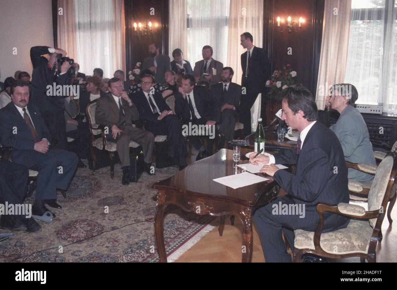 Republika Federalna Niemiec Colonia 06.11.1992. Wizyta Premier RP Hanny Suchockiej w Republice Federalnej Niemiec (5-6.11.1992). Spotkanie z niemieck¹ Poloni¹ w Konsulacie Generalnym Rzeczypospolitej Polskiej w Kolonii. NZ. m.in.: Hanna Suchocka (P), ambasador RP w Niemczech Janusz Reiter (2P). msa PAP/Ryszard Janowski Repubblica federale di Germania Colonia 6 novembre 1992. Il primo ministro polacco Hanna Suchocka visita la Repubblica federale di Germania (dal 5 al 6 novembre 1992). Il PM della Polonia incontra i polacchi tedeschi al consolato generale della Polonia a Colonia. Raffigurato tra gli altri: Hanna Suchocka Foto Stock