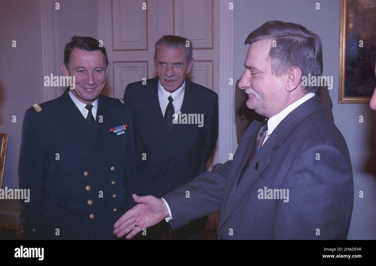 Warszawa 25.11.1992. Spotkanie w Belwederze szefa sztabu generalnego armii francuskiej admira³a Jacquesa Lanxade (L) z prezydentem RP Lechem Wa³ês¹. msa PAP/Janusz Mazur Varsavia 25 novembre 1992. Capo dello Stato maggiore dell'Esercito francese, l'ammiraglio Jacques Lanxade (L) incontra il presidente polacco Lech Walesa, msa PAP/Janusz Mazur Foto Stock