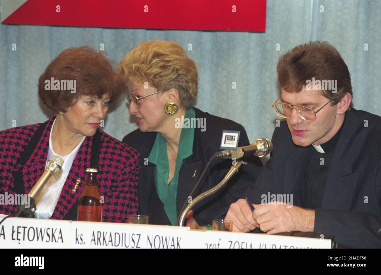 Warszawa 25.11.1992. Centrum Prasowe Polskiej Agencji Informacyjnej. Konferencja prasowa cz³onków komitetu organisacyjnego koncertu charytatywnego na rzecz chorych na AIDS pt. Tollerancja, organizowanego z okazji Œwiatowego dnia Walki z AIDS (1 grudnia). De lewej: Re¿yser Barbara Borys-Damiêcka, prof. Ewa £êtowska i ks. Arkadiusz Nowak. wb PAP/Piotr Gêsicki Varsavia 25 novembre 1992. Il Centro Interpress Polacco Press Agency. Una conferenza stampa dei membri del comitato organizzativo del concerto di raccolta fondi per le persone con AIDS intitolato tolleranza e organizzato in relazione Foto Stock