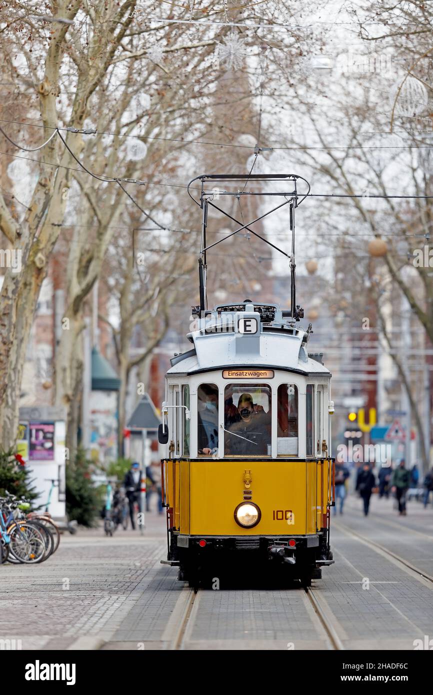 Eine historische Straßenbahn von 1930 fährt zum letzten mal durch die Karlsruher Kaiserstraße, 12.12.2021 Foto Stock