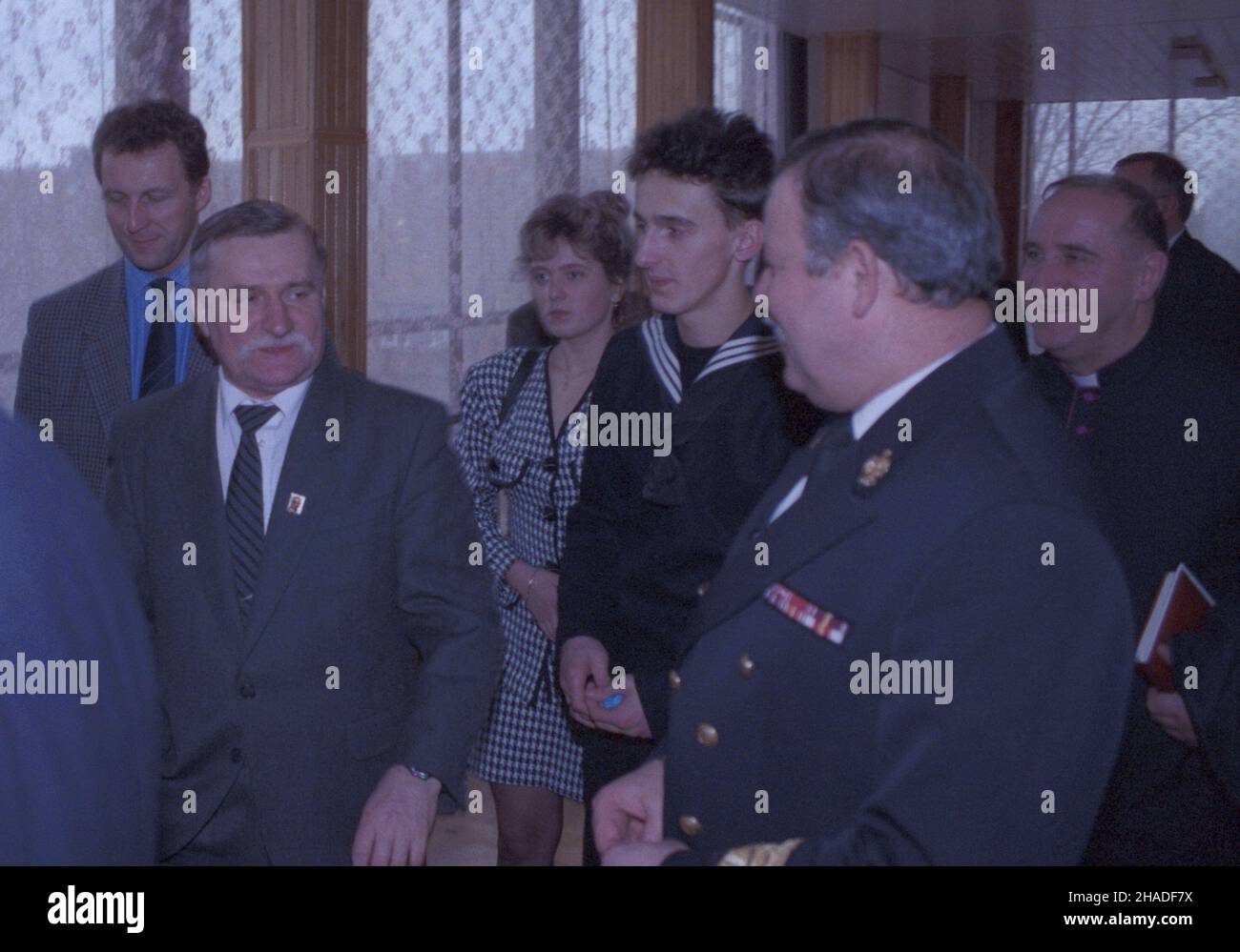 Ustka 05.12.1992. Centrum Szkolenia Marynarki Wojennej im. wiceadmira³a Józefa Unruga w Ustce. Przysiêga wojskowa. Na uroczystoœæ przyby³ prezydent RP Lech Wa³êsa, którego najstarszy syn Bogdan odbywa zasadnicz¹ s³u¿bê wojskow¹ w Marynarce Wojennej. Wa³êsa lewej: BOR Leszek Mazur, Lech Wa³êsa, Bogdan ¿on¹ Agnieszk¹ z dowódca, wiceadmira³ Marynarki Wojennej Romuald Waga, kapelan prezydenta RP ks. Franciszek Cybula. msa PAP/Stefan Kraszewski Polonia 5 dicembre 1992. Una cerimonia di giuramento presso il Vice Ammiraglio Jozef Unrug Naval Training Center di Ustka. Alla cerimonia ha partecipato il Presidente Foto Stock