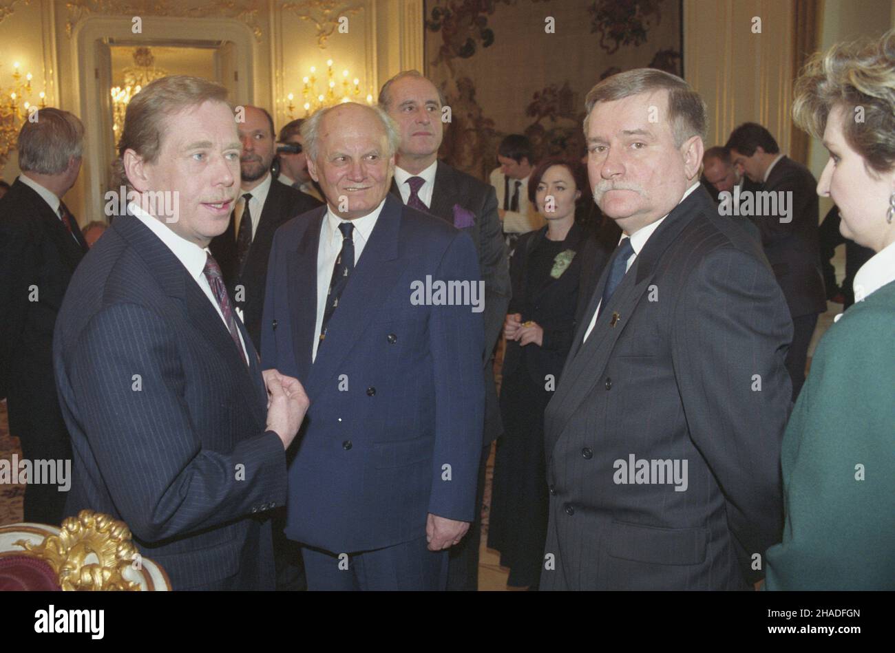 Czechy Praga 02.02.1993. Zaprzysiê¿enie Vaclava Havla na prezydenta Republiki Czeskiej. m.in.: Vaclav Havel (L), prezydent Republiki Wêgierskiej Arpad Goencz (2L), prezydent Republiki Austrii Thomas Klestil (3L), prezydent RP Lech Wa³êsa (P), w zamku praskim na Hradczanach. msa PAP/Maciej Belina Brzowski Repubblica Ceca Praga 02 febbraio 1993. La cerimonia di giuramento di Vaclav Havel come presidente della Repubblica Ceca. Raffigurato tra gli altri: Vaclav Havel (a sinistra), il presidente hugariano Arpad Goencz (2nd a sinistra), il presidente austriaco Thomas Klestil (3rd a sinistra), il presidente polacco Lech Foto Stock