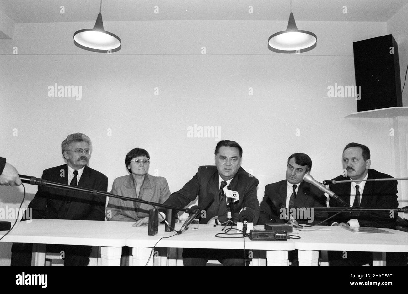 Warszawa, 1993-01-24. Konferencja prasowa liderów Ruchu dla Rzeczypospolitej (RDR). de lewej: Romuald Szeremietiew, prof. Józefina Hrynkiewicz, Jan Olszewski, dr Dariusz Grabowski i Wojciech W³odarczyk. pp PAP/Adam Urbanek Foto Stock