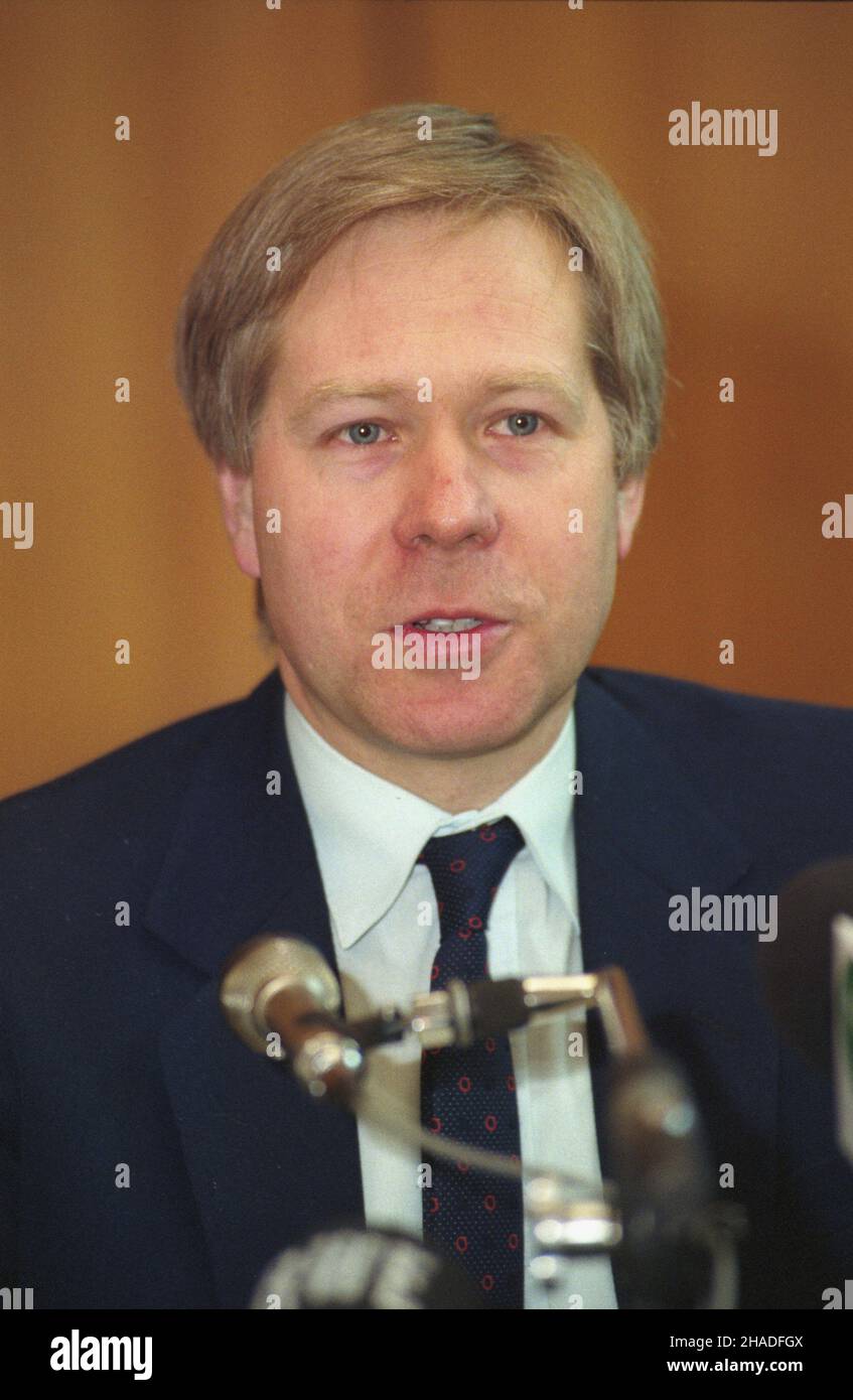 Warszawa 02,1993. Konferencja prasowa podsekretarza stanu w Ministerstwie Przekszta³ceñ W³asnoœciowych Wojciecha Góralczyka. msa PAP/Janusz Mazur Dok³adny dzieñ wydarzenia nieustalony. Varsavia febbraio 1993. Conferenza stampa del Sottosegretario di Stato al Ministero della trasformazione della proprietà Wojciech Goralczyk. msa PAP/Janusz Mazur Data evento sconosciuta. Foto Stock