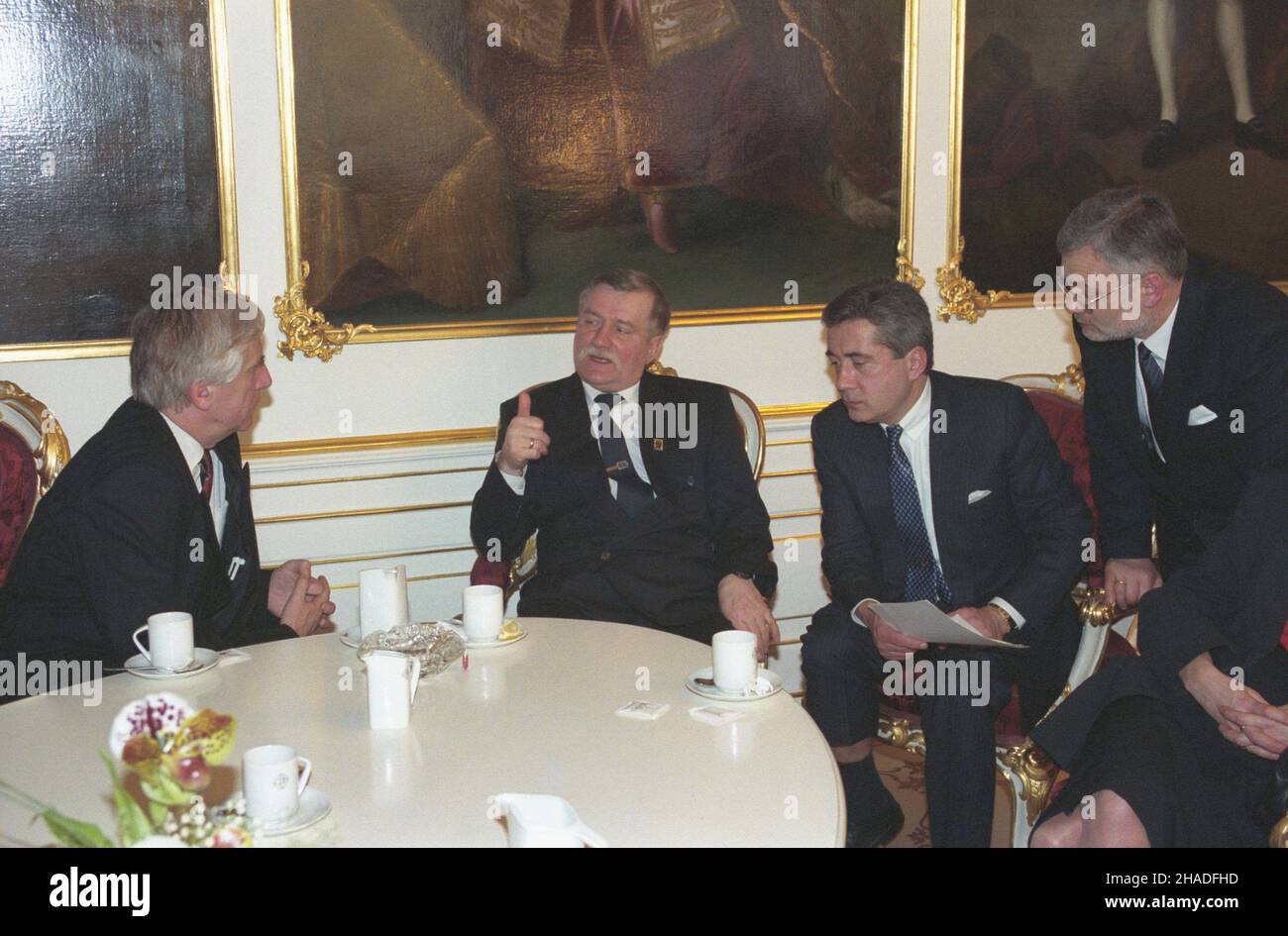 Czechy Praga 02.02.1993. Zaprzysiê¿enie Vaclava Havla na prezydenta Republiki Czeskiej. de lewej: ambasador Polski w Republic Czeskiej Jacek Baluch, prezydent RP Lech Wa³êsa, wiceminister spraw zagranicznych Iwo Byczewski, szef Biura Prasowego Prezydenta RP i jego rzecznik prasowy Andrzej Drzycimski, w zamzku im Hrazka im zamzku im Hraj Repubblica Ceca Praga 02 febbraio 1993. La cerimonia di giuramento di Vaclav Havel come presidente della Repubblica Ceca. Foto da sinistra: Ambasciatore polacco nella Repubblica Ceca Jacek Baluch, presidente della Polonia Lec Foto Stock