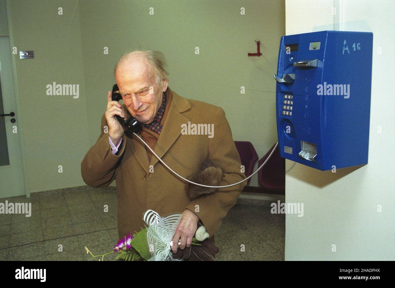 Warszawa 25.01.1993. Skrzypek i Dyrygent Yehudi Menuhin z wizyt¹ w Polsce. Mozyk po przylocie na lotnisko Okêcie telefonuje do ¿ony. msa PAP/Janusz Mazur Varsavia 25 gennaio 1993. Il violinista e direttore d'orchestra Yehudi Menuhin visita in Polonia. Nella foto: Il musicista telefona sua moglie dopo il suo arrivo in Polonia. msa PAP/Janusz Mazur Foto Stock