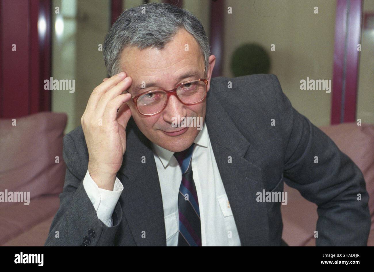 Warszawa 02,1993. Jerzy Osiatyñski, ministro finansów w rz¹dzie Hanny Suchockiej. msa PAP/Janusz Mazur Dok³adny dzieñ wydarzenia nieustalony. Varsavia febbraio 1993. Ministro delle finanze nel governo di Hanna Suchocka Jerzy Osiatynski. msa PAP/Janusz Mazur evento giorno sconosciuto Foto Stock