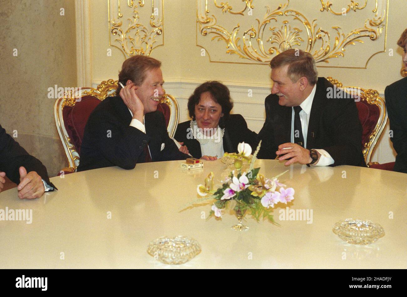 Czechy Praga 02.02.1993. Zaprzysiê¿enie Vaclava Havla na prezydenta Republiki Czeskiej. NZ. Vaclav Havel (L), prezydent RP Lech Wa³êsa (P), w zamku praskim na Hradczanach. msa PAP/Maciej Belina Brzozowski Repubblica Ceca Praga 02 febbraio 1993. La cerimonia di giuramento di Vaclav Havel come presidente della Repubblica Ceca. Foto da sinistra: Vaclav Havel (a sinistra), Lech Walesa (a destra) presso il Castello Hradcany di Praga. msa PAP/Maciej Belina Brzozowski Foto Stock