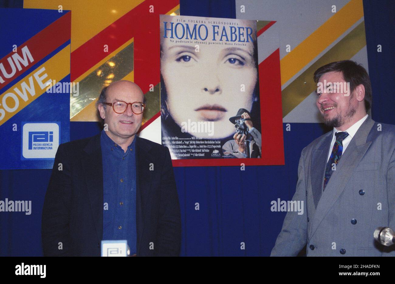 Warszawa 12.02.1993. Konferencja prasowa re¿ysera filmu Homo Faber Volkera Schloendorffa (L) w Centrum Prasowym PAI (Polska Agencja Informacyjna). msa PAP/Zbigniew Matuszewski Varsavia 12 febbraio 1993. Il direttore del film Homo Faber Volker Schloendorff (L) tiene una conferenza stampa presso il Centro Stampa dell'Agenzia dell'informazione Polacca msa PAP/Zbigniew Matuszewski Foto Stock