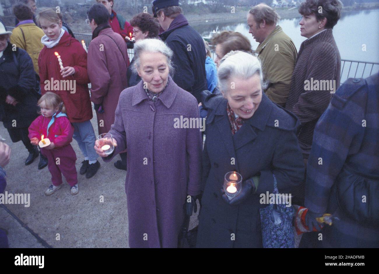 Osinów Dolny 14.02.1993. Akcja spo³eczna Œwiat³a nad Odr¹, przeciw przemocy, szowinizmowi i nienawiœci do obcych. Niemcy i Polacy ma moœcie granulznym ze œwiecami manifestuj¹ wolê pokojowego wspó³¿ycia. msa PAP/Jerzy Undro Osinow Dolny 14 Febbraio 1993. Le luci sul fiume Odra azione sociale contro la violenza, sciovinismo e xenofobia. Tedeschi e polacchi con candele dimostrano la loro volontà di coesistenza pacifica su un ponte di confine. msa PAP/Jerzy Undro Foto Stock