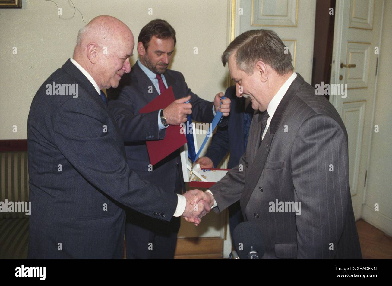 Warszawa 17.02.1993. Prezydent RP Lech Wa³êsa (P) odznaczy³ Jana Nowaka Jeziorañskiego (L) Krzy¿em Komandorskim z Gwiazd¹ Orderu Zas³ugi Rzeczpospolitej Polskiej. W g³êbi szef Gabinetu Prezydenta Mieczys³aw Wachowski. mw PAP/Maciej Belina Brzozowski Varsavia 17 febbraio 1993. Il presidente della Polonia Lech Walesa (a destra) decora Jan Nowak Jezioranski (a sinistra) con la Croce del Comandante dell'Ordine del merito della Repubblica di Polonia. Sullo sfondo, capo del Presidente Cbinet Mieczyslaw Wachowski. mw PAP/Maciej Belina Brzozowski Foto Stock