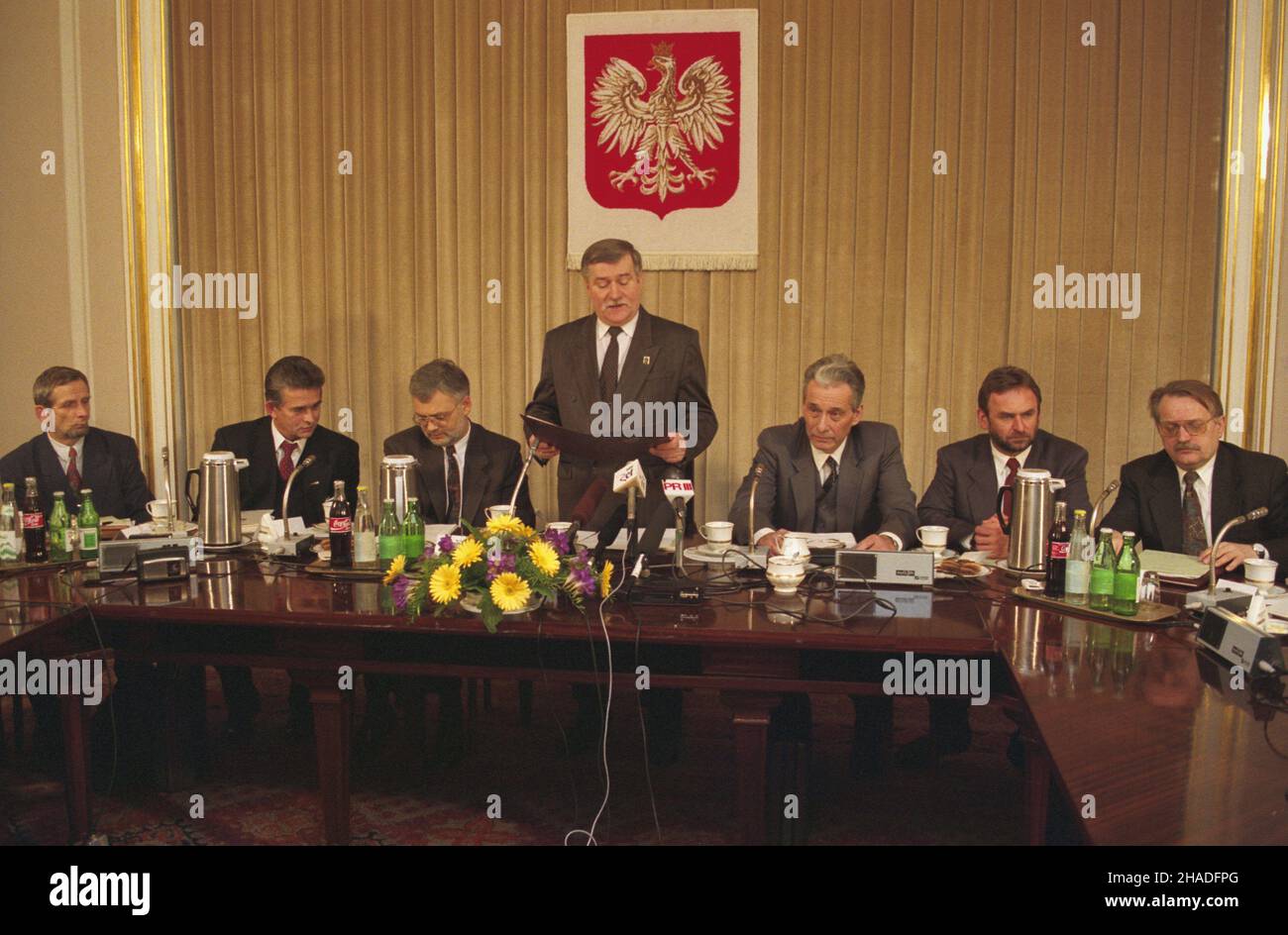 Warszawa 16.02.1993. Belweder. Posiedzenie Rady Ekologicznej przy Prezydencie RP. NZ. m.in. prezydent Lech Wa³êsa (przemawia), wicePremier Henryk Goryszewski (1P), szef gabinetu Prezydenta RP Mieczys³aw Wachowski (2P), przewodnicz¹cy Rady prof. Stefan Koz³owski (3P), rzecznik Prezydenta RP Andrzej Drzycimski (3L). msa PAP/Maciej Belina Brzozowski Varsavia 16 febbraio 1993. Il Palazzo Belvedere. Incontro dei conti di Ecologia al presidente polacco. Raffigurato tra gli altri: Il presidente della Polonia Lech Walesa (parlando), il vice primo ministro Henryk Goryszewski (1st a destra), capo della Polonia Foto Stock