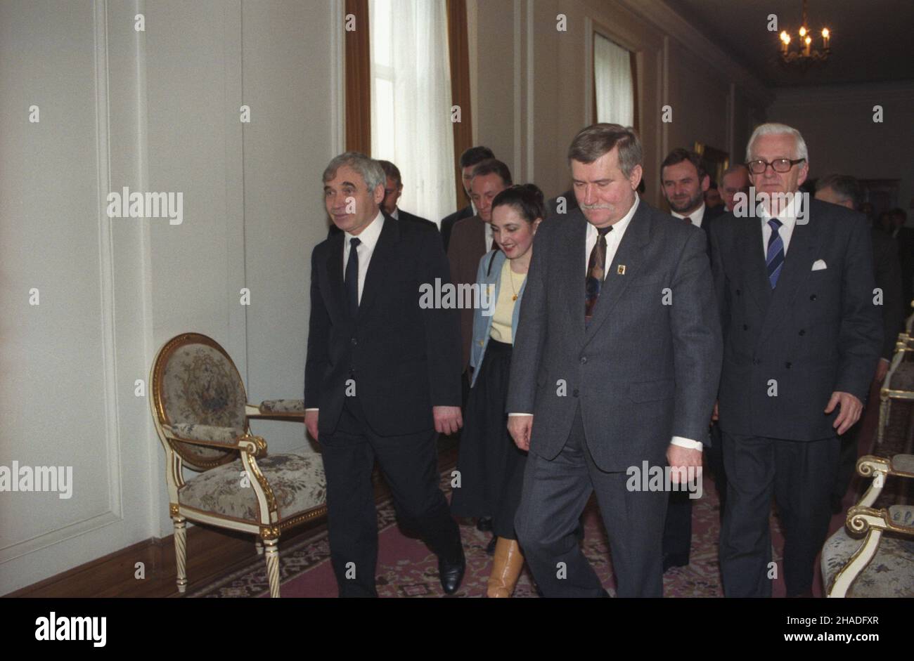 Warszawa 25.02.1993. Spotkanie w Belwederze prezydenta Republiki Bu³garii ¯eliu ¯elewa z prezydentem RP Lichem Wa³ês¹. Podpisanie uk³adu o przyjaznych stosunkach i wspó³pracy oraz porozumienie o wspó³pracy naukowej i kulturalnej. m.in.: ¯eliu ¯elew (L), Lech Wa³êsa (4L), szef Gabinetu Prezydenta Mieczys³aw Wachowski (3P), szef Kancelarii Prezydenta RP Janusz Zió³kowski (P). mw PAP/Maciej Belina Brzozowski Varsavia 25 febbraio 1993. Il Presidente Lech Walesa riceve il Presidente in visita della Repubblica di Bulgaria Zhelyu Zelevazione presso il Palazzo Belvedere. La firma di un accordo su un amico Foto Stock