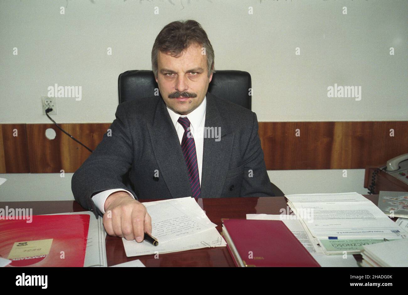 Warszawa 26.02.1993. Podsekretarz stanu w Ministerstwie £¹cznoœci Tomasz Depczyñski w swoim gabinecie. mw PAP/Maciej Belina Brzozowski Varsavia 26 febbraio 1993. Tomasz Depczynski, Sottosegretario di Stato al Ministero della comunicazione. mw PAP/Maciej Belina Brzozowski Foto Stock