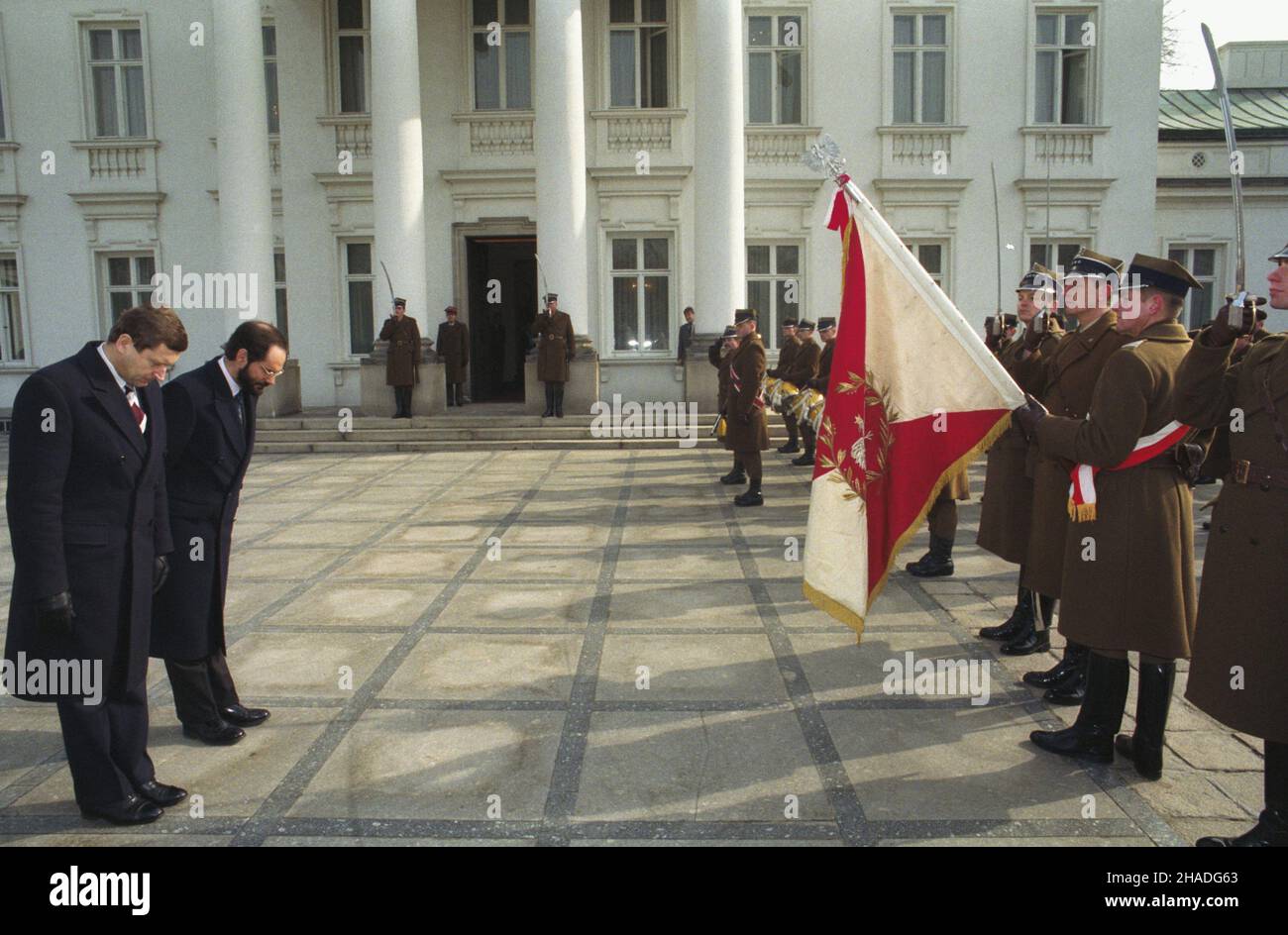 Warszawa 10.03.1993. Belweder, cerimonia z³o¿enia listów uwierzytelniaj¹cych na rêce prezydenta RP Lecha Wa³êsy przez ambasadora Nikaragui Xiaviera Arguello Hurtado. NZ. ambasador Hurtado (2L) przed wejœciem do Belwederu oddaje ho³d polskiemu sztandarowi. mw PAP/Maciej Belina Brzozowski Varsavia, 10 marzo 1993. Il palazzo Belvedere, l'ambasciatore del Nicaragua Xiaviera Arguello Hurtado presenta le sue credenziali al presidente polacco Lech Walesa. Nella foto: Ambasciatore Hurtado (2L) che rende omaggio alla bandiera polacca di fronte al palazzo Belvedere. mw PAP/Maciej Belina Brzozowski Foto Stock