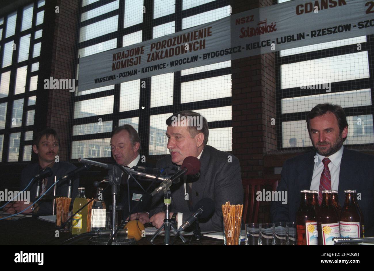 ZDZIESZOWICE 26.03.1993. Prezydent Lech Wa³êsa na obradach Krajowego Porozumienia Komisji Zak³adowych Niezale¿nego Samorz¹dnego Zwi¹zku Zawodowego (NSZZ) Solidarnoœæ tzw. Sieci. Spotkanie odbywa siê w Zak³adach Koksowniczych Zdzieszowice. NZ. m.in.: wiceprzewodnicz¹cy Komisji Zak³adowej NSZZ Solidarnoœæ w Stoczni Gdañskiej Jerzy Borowczak (L), Lech Wa³êsa (3L), który powiedzia³, ¿e sprawy w kraju nie id¹ w dobrym kierunku, podsekretarz stanu i szef Gabinetu Prezydenta Mieczys³aw Wachowski (4L). mw PAP/Mazusz ZDZIESZOWICE 26 marzo 1993. Il Presidente della Polonia Lech Walesa durante deba Foto Stock