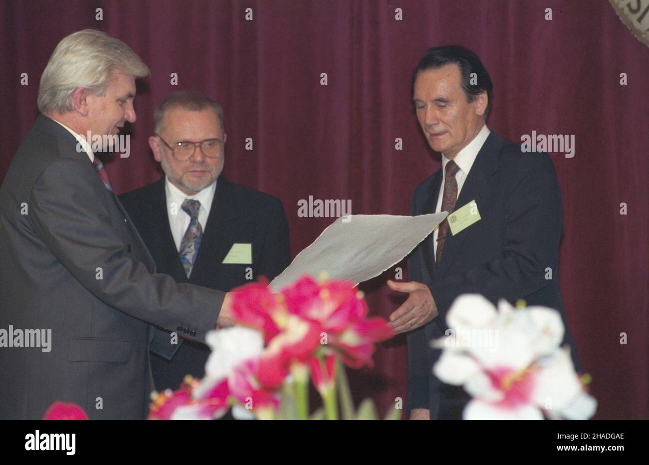 Szczecin 02.04.1993. Zamek Ksi¹¿¹t Pomorskich, nadzwyczajna sesja Rady Miejskiej Szczecina, z udzia³em prezydenta RP Lecha Wa³êsy, z okazji 750-lecia nadania miastu praw miejskich. prezydent Szczecina W³adys³aw Lisewski (L) wrêcza nagrotty artystyczne miasta Szczecina scenogrofowi teatralnemu Janowi Banusze (2L) i rektorowi Akademii Muzycznej Janowi Szyrockiemu (P). mw PAP/Macizowi Szczecin 2 aprile 1993. Castello dei Duchi di Pomerania, sessione straordinaria del Consiglio Comunale di Szczecin, con la partecipazione del Presidente Lech Walesa, per celebrare il 750th° anniversario di Szczecin Foto Stock