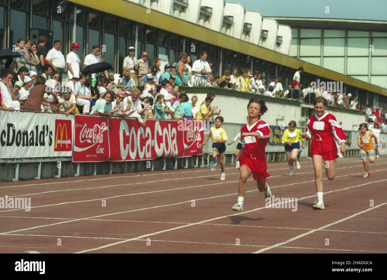 Warszawa 05,1993. IV Ogólnopolska Letnia Olimpiada Specjalna (14-16.05.1993) na stadionie Akademii Wychowania Fizycznego. ka PAP/Teodor Walczak Dok³adny dzieñ wydarzenia nieustalony. Varsavia maggio 1993. I Giochi Olimpici speciali estivi della Polonia del 4th (14-16 maggio 1993) presso lo stadio dell'Accademia di Educazione fisica. ka PAP/Teodor Walczak Event Day sconosciuto Foto Stock