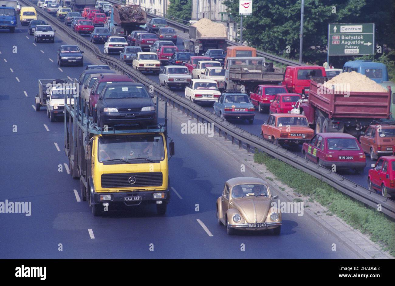 Warszawa 21.05.1993. Strajk generalny zorganizowany przez Niezale¿ny Samorz¹dny Zwi¹zek Zawodowy Solidarnoœæ w Regionie Mazowsze. Miejskie Zak³ady Komunikacyjne og³osi³y 20-godzinny strajk, w godz. 4-24, na trasy wyjecha³o ok. 30 autobusów zastêpczych i 250 samochodów osobowych. Zwi¹zkowcy protestowali przeciwko restrukturyzacji, ¿¹dali respektowania woli pracowników i wywi¹zania siê z obietnicy zwiêkszenia bud¿etu zak³adu. Zakorkowana Trasa €zakorkowska. ka PAP/Teodor Walczak Varsavia 21 maggio 1993. Uno sciopero generale organizzato dalla regione Mazowsze del sindacato di solidarietà. PR. Pubblica Foto Stock