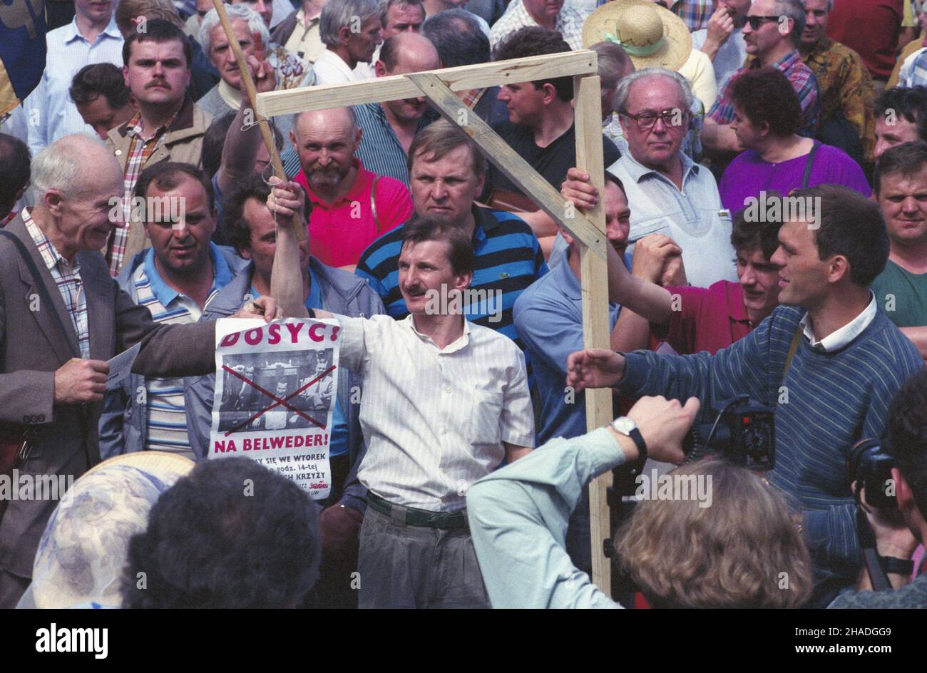 Warszawa 18.05.1993. Manifestacja zwi¹zkowców pod has³em Dosyæ - Na Belweder, zorganizowana przez Miêdzyzak³adowe Porozumienie NSZZ Solidarnoœæ i Niezale¿ne Zrzeszenie Studentów Unwersytetu Warszawskiego, skierowana przeciwko rz¹dowi i prezydentowi. Protestanci ¿¹daj¹ dekomunizacji i lustracji w ¿yciu spo³eczno-politycznym. NZ. demonstruj¹cy na placu Trzech Krzy¿y. ka PAP/Adam Urbanek Varsavia 18 maggio 1993. I sindacalisti protestano contro il governo e il presidente. La manifestazione è stata organizzata dal sindacato di solidarietà e dall'Independent Student Union dell'Università di Varsavia in sup Foto Stock