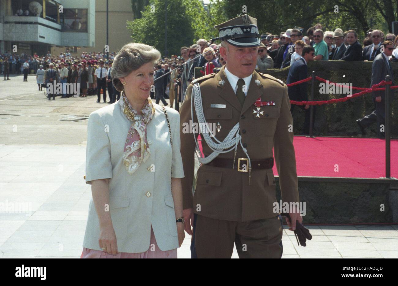 Warszawa 03.05.1993. Obchody rocznicy uchwalenia Konstytucji 3 Maja, uroczystoœci na placu Pi³sudskiego. premier RP Hanna Suchocka oraz dowódca Warszawskiego Okrêgu Wojskowego gen. Julian Lewiñski. ka PAP/Janusz Mazur Varsavia 03 maggio 1993. Cerimonie che segnano l'anniversario della Costituzione del 3 maggio (1791) in Piazza Pilsudskiego. Nella foto: PM Hanna Suchocka e comandante del generale del distretto militare di Varsavia Julian Lewinski. ka PAP/Janusz Mazur Foto Stock