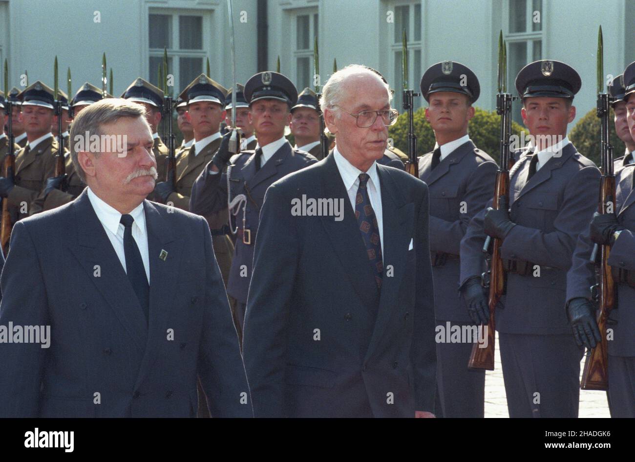 Warszawa 06.05.1993. Wizyta prezydenta Estonii Lennarta Meri w Polsce (06-07.05.1993). NZ. Lennart Meri (P) i prezydent RP Lech Wa³êsa (L) przed Kompani¹ Reprezentacyjn¹ Wojska Polskiego na dziedziñcu Belwederu. ka PAP/Janusz Mazur Varsavia 6 maggio 1993. Il presidente estone Lennart Meri visita la Polonia (6-7 maggio). Nella foto: Il presidente Meri (R) e il presidente polacco Lech Walesa (L) davanti a una guardia d'onore nel cortile del palazzo Belvedere. ka PAP/Janusz Mazur Foto Stock