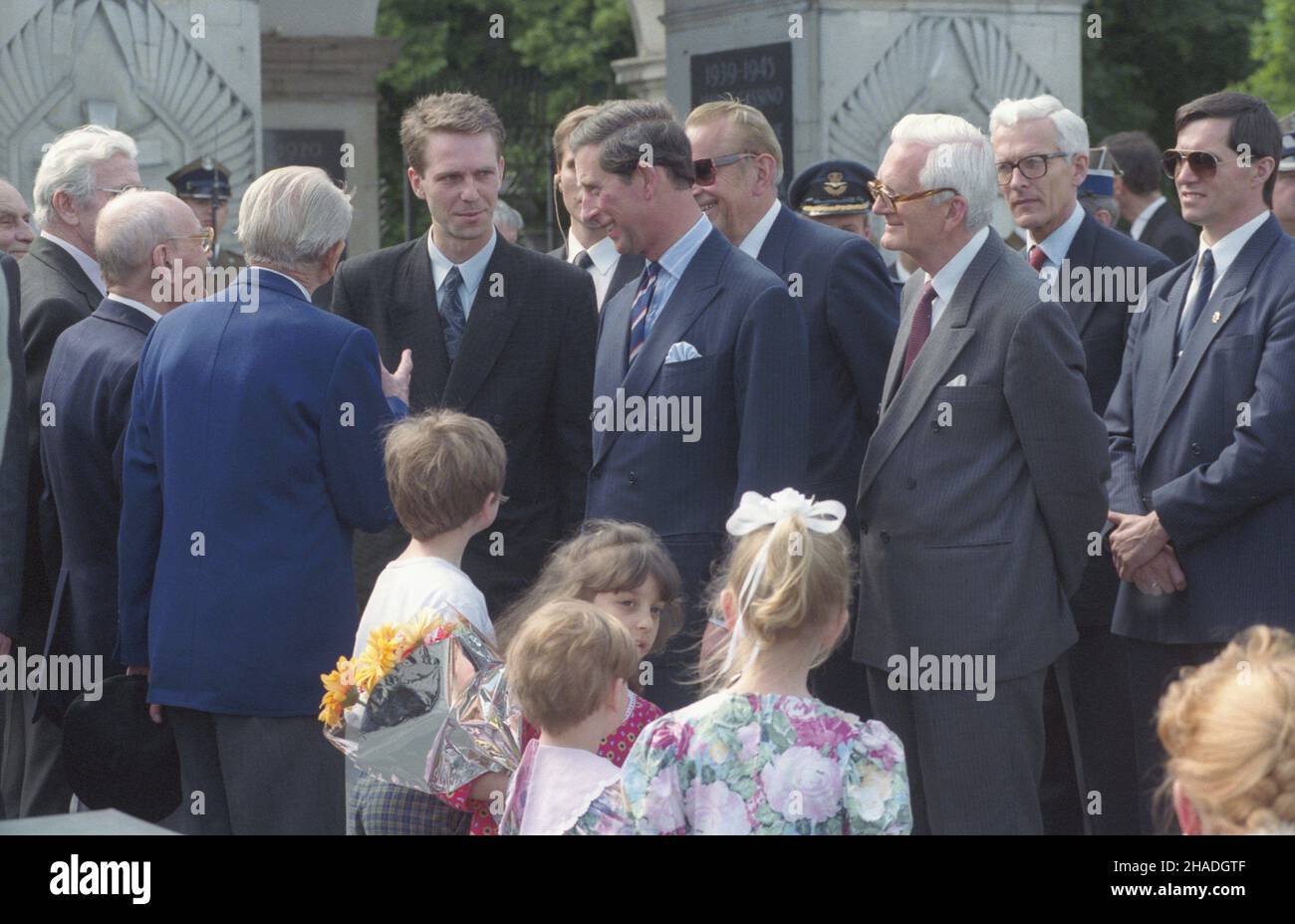 Warszawa 17.05.1993. Wizyta nastêpcy tronu brytyjskiego, ksiêcia Walii Karola w Polsce (17-20.05.1993). Spotkanie z weteranami II wojny œwiatowej przy Grobie Nieznanego ¯o³nierza. m.in. Szef Kancelarii Prezydenta RP Janusz Zió³kowski (3P), szef protoko³u dyplomatycznego Janusz Œwitkowski (4P), ksi¹¿ê Karol (5P). ka PAP/Teodor Walczak Varsavia 17 maggio 1993. Il Principe Carlo, Principe di Galles e primo nella linea dei successori al trono britannico, visita la Polonia (17-20 maggio 1993). Incontro con i veterani di guerra alla Tomba del Milite Ignoto. Raffigurato tra gli altri: Testa della P polacca Foto Stock