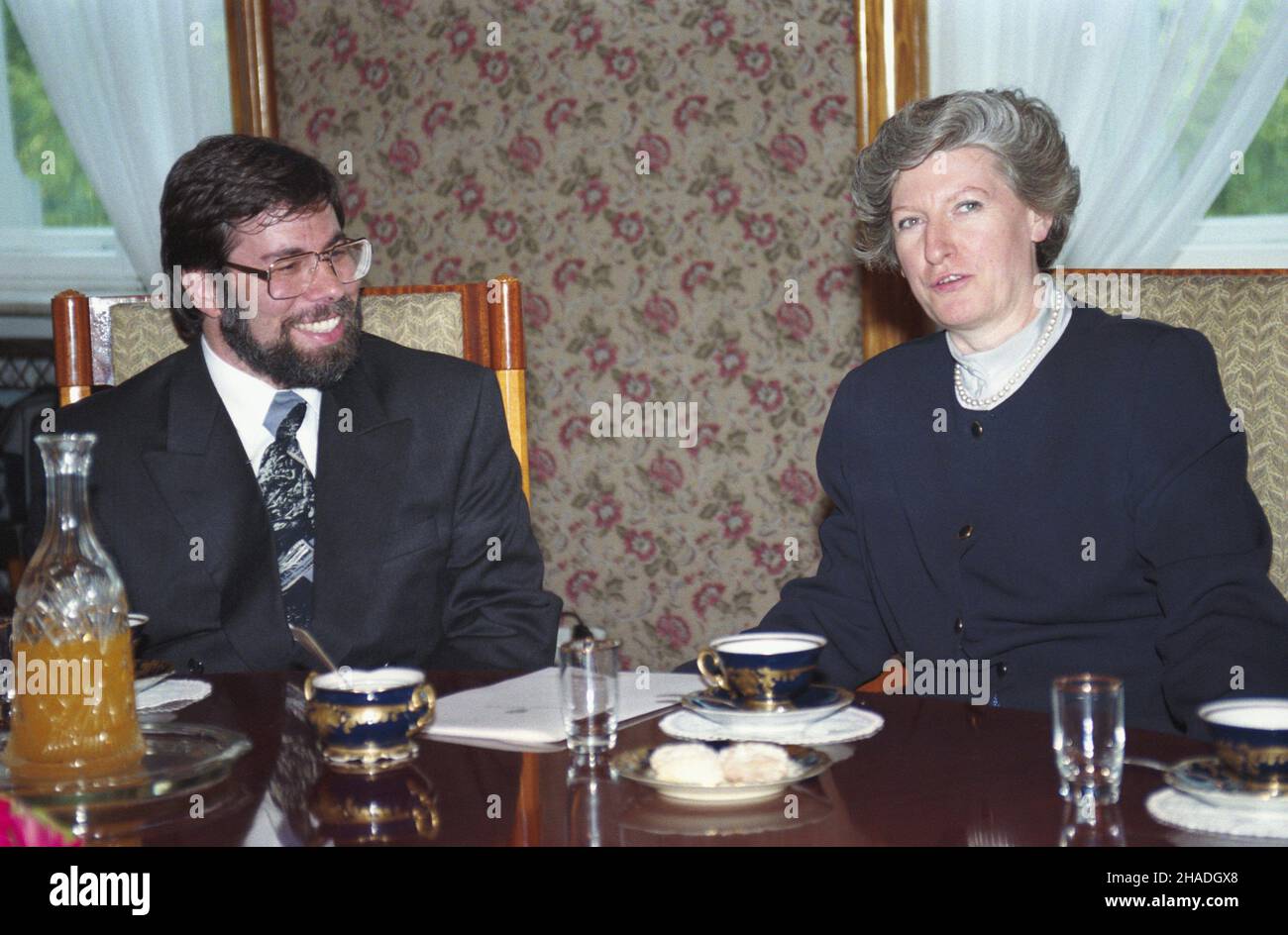 Warszawa 19.05.1993. Wspó³za³o¿yciel firmy komputerowej Apple computer Inc. Stephen Wozniak w Polsce. NZ. Steve Wozniak podczas spotkania z Premier RP Hann¹ Suchock¹ w Urzêdzie Rady Ministrów. ka PAP/Andrzej Rybczyñski Varsavia 19 maggio 1993. Il co-fondatore di Apple computer Inc. Stephen Wozniak visita la Polonia. Nella foto: Steve Wozniak incontra il primo ministro polacco Hanna Suchocka presso l'Ufficio del Consiglio dei Ministri. ka PAP/Andrzej Rybczynski Foto Stock