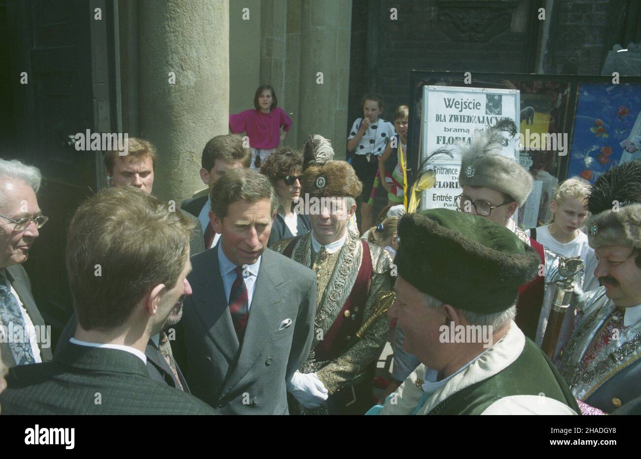 Kraków 18.05.1993. Wizyta nastêpcy tronu brytyjskiego, ksiêcia Walii Karola w Polsce (17-20.05.1993). NZ. ksi¹¿ê Karol (3L) spotka³ siê z cz³onkami Krakowskiego Bractha Kurkowego. ka PAP/Jacek Bednarczyk Cracovia 18 maggio 1993. Il Principe Carlo, Principe di Galles e primo nella linea dei successori al trono britannico, visita la Polonia (17-20 maggio 1993). Nella foto: Il Principe Carlo (3L) incontra i membri del Club di Rifle di Cracovia. ka PAP/Jacek Bednarczyk Foto Stock