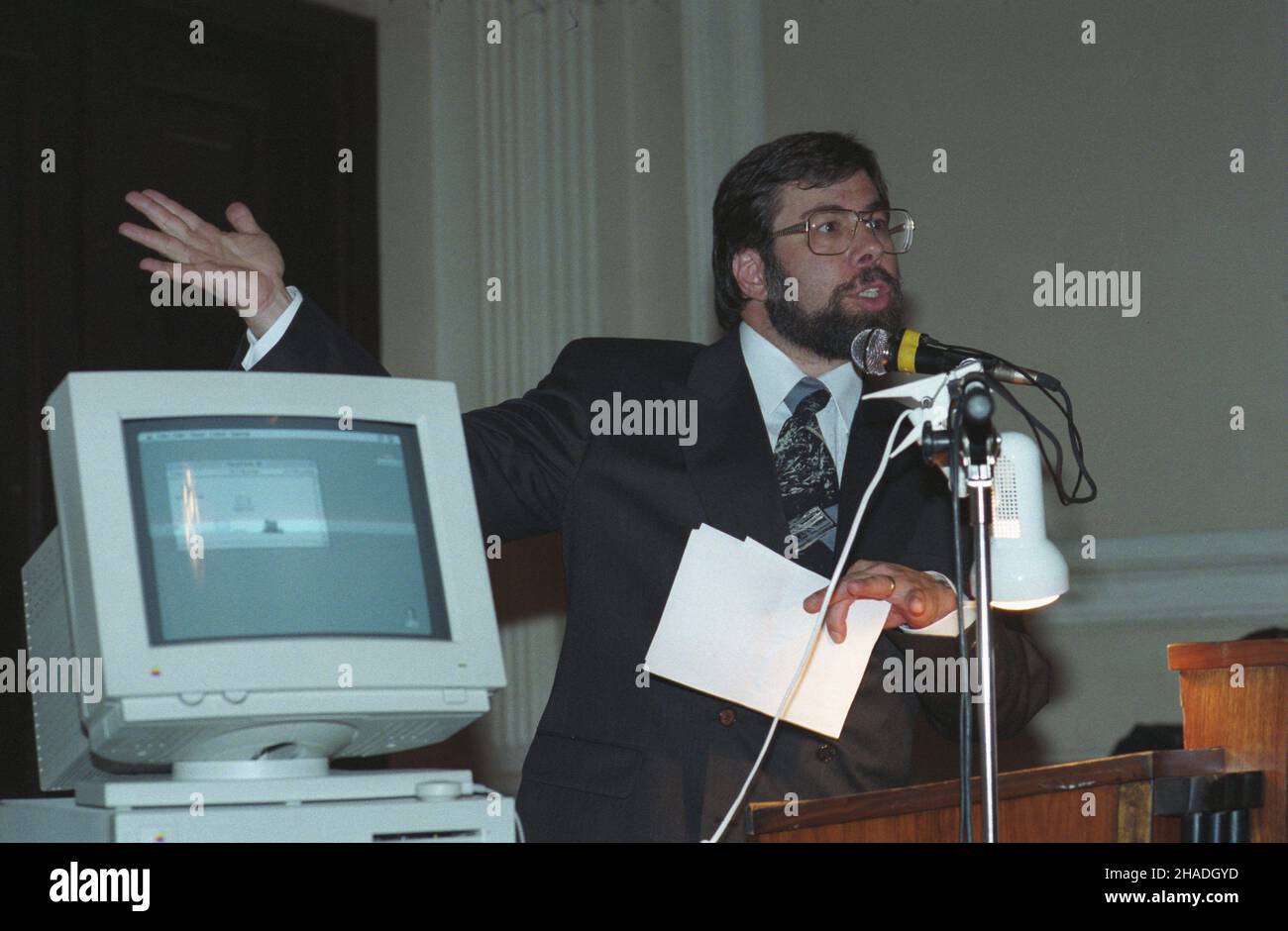 Warszawa 19.05.1993. Wspó³za³o¿yciel firmy komputerowej Apple computer Inc. Stephen Wozniak w Polsce. spo³ecznoœci¹ akademick¹. Spotkanie ze G³ównym w auli Politechniki Warszawskiej w Gmachu Rybczyñski przy placu Politechniki. ka PAP/Andrzej Varsavia 19 maggio 1993. Il co-fondatore di Apple computer Inc. Stephen Wozniak visita la Polonia. Nella foto: Steve Wozniak incontra studenti e accademici presso l'Università della tecnologia di Varsavia in Piazza Politechniki. ka PAP/Andrzej Rybczynski Foto Stock