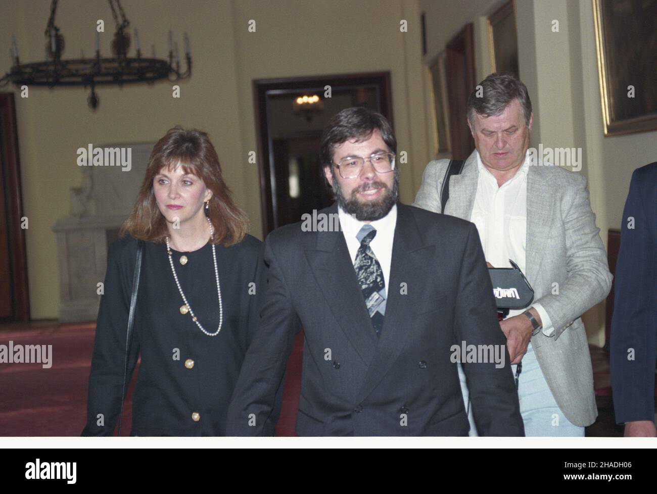 Warszawa 19.05.1993. Wspó³za³o¿yciel firmy komputerowej Apple computer Inc. Stephen Wozniak w Polsce. NZ. Steve Wozniak (C) z ma³¿onk¹ w drodze na spotkanie z Premier RP Hann¹ Suchock¹. ka PAP/Andrzej Rybczyñski Varsavia 19 maggio 1993. Il co-fondatore di Apple computer Inc. Stephen Wozniak visita la Polonia. Nella foto: Steve Wozniak (C) e sua moglie in viaggio per un incontro con il primo ministro polacco Hanna Suchocka. ka PAP/Andrzej Rybczynski Foto Stock