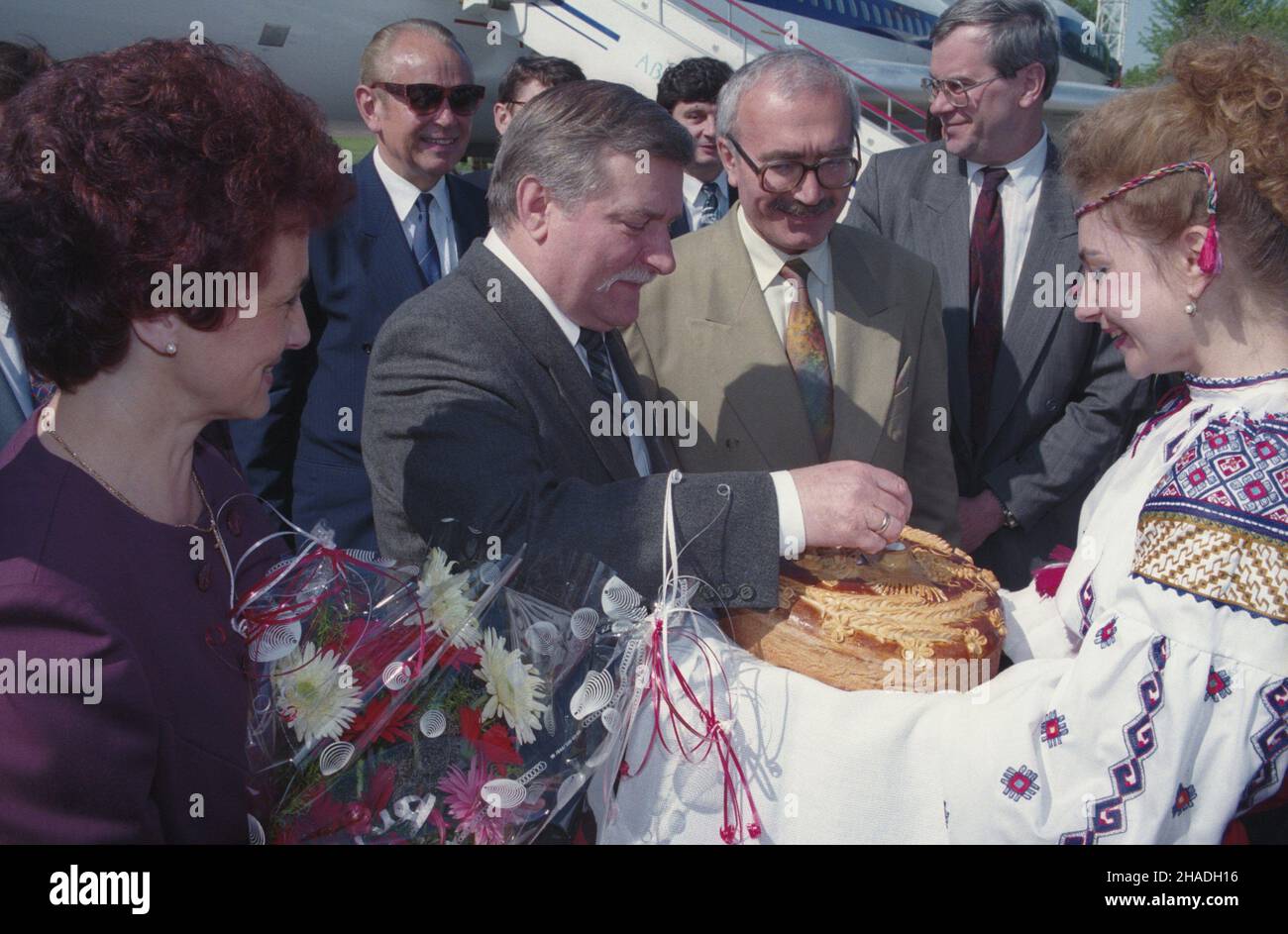 Ucraina Kijów 24.05.1993. Oficjalna wizyta prezydenta RP Lecha Wa³êsy na ucraine (24-26.05.1993). NZ. m.in. prezydent Wa³êsa (3L) z ¿on¹ Danut¹ (1L) witany chlebem i sol¹ na lotnisku w Kijowie. W g³êbi szef polskiego protoko³u dyplomatycznego Janusz Œwitkowski (2L), t³umacz Andrzej Werbeniec (3P). ka PAP/Janusz Mazur Ucraina Kiev 24 maggio 1993. Il Presidente della Polonia Lech Walesa in visita ufficiale in Ucraina (24-26 maggio 1993). Nella foto: Il presidente Lech Walesa (3Rs a sinistra), First Lady Danuta (1st a sinistra) ha accolto con pane e sale all'aeroporto di Kiev. Sullo sfondo la testa del polacco di Foto Stock