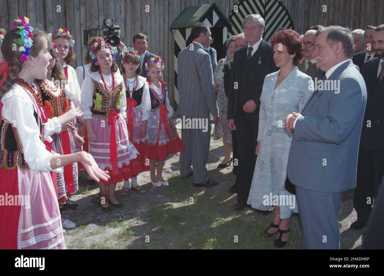 Ucraina Kijów 25.05.1993. Oficjalna wizyta prezydenta RP Lecha Wa³êsy na ucraine (24-26.05.1993). prezydent Wa³êsa z ma³¿onk¹ Danut¹ podczas zwiedzania twierdzy muzeum Kosoj Kaponir obejrzeli krótki wystêp zespo³u polonijnego. ka PAP/Janusz Mazur Ucraina Kiev 25 maggio 1993. Il Presidente della Polonia Lech Walesa in visita ufficiale in Ucraina (24-26 maggio 1993). Nella foto: Il Presidente Walesa e la prima Signora Danuta hanno sguazzato una breve rappresentazione di un gruppo artistico polacco Diaspora durante una visita al Memoriale della roccaforte dei Caponieri del Kosovo. ka PAP/Janusz Mazur Foto Stock