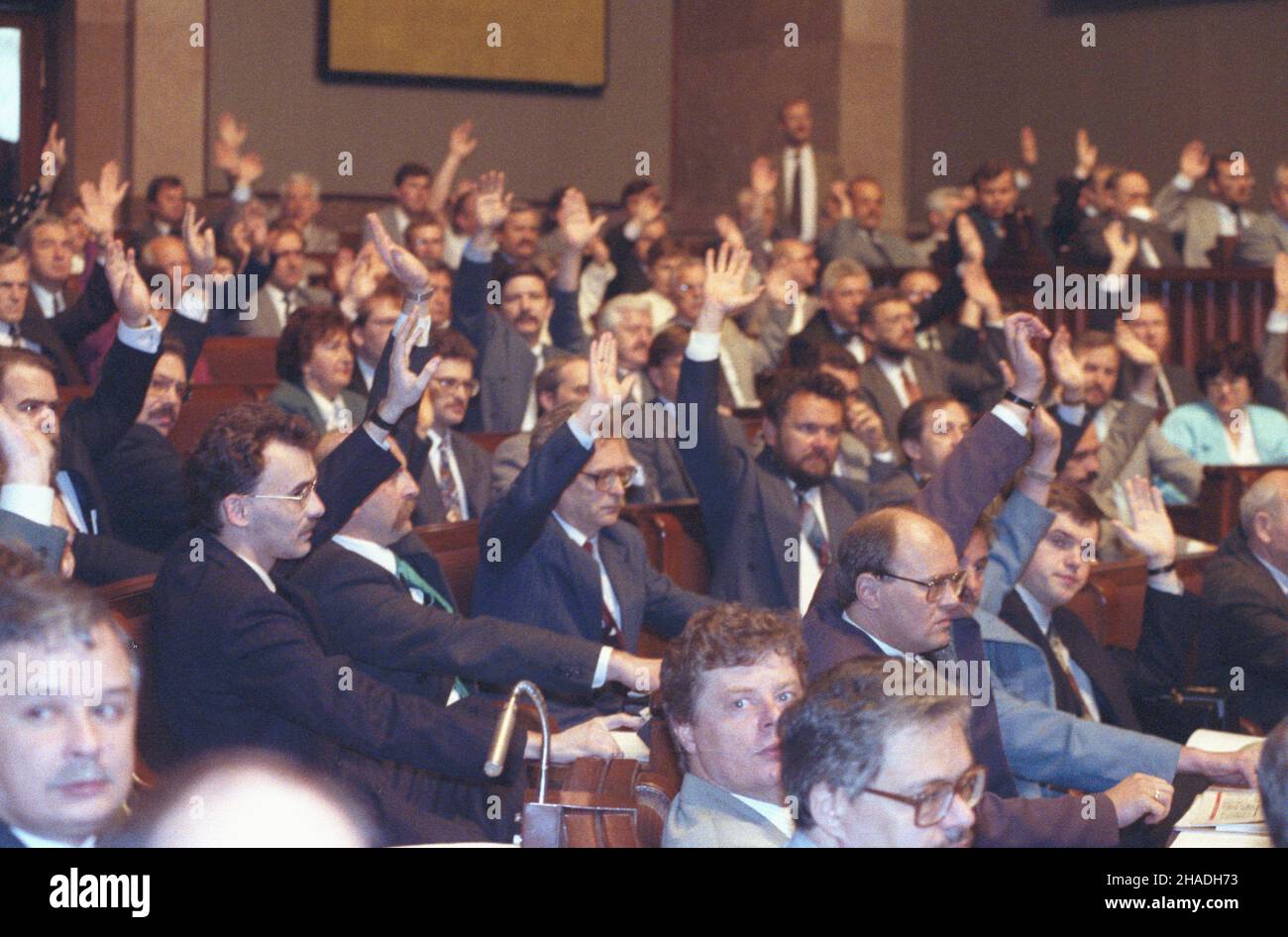 Warszawa 28.05.1993. Posiedzenie Sejmu II kadencji. Sejm RP na wniosek NSZZ Solidarnoœæ, wiêkszoœci¹ jednego g³osu, uchwali³ wotum nieufnoœci dla gabinetu Premier Hanny Suchockiej. NZ. g³osowanie. ka PAP/Teodor Walczak Varsavia, Polonia, 28 maggio 1993. I deputati votano a favore della mancanza di fiducia per il governo del primo ministro Hanna Suchocka a Sejm a Varsavia. Il Parlamento polacco, su richiesta del sindacato di solidarietà, ha approvato un voto di sfiducia nel gabinetto del primo ministro Hanna Suchocka con la maggioranza di un voto. PAP/TEODOR WALCZAK Foto Stock