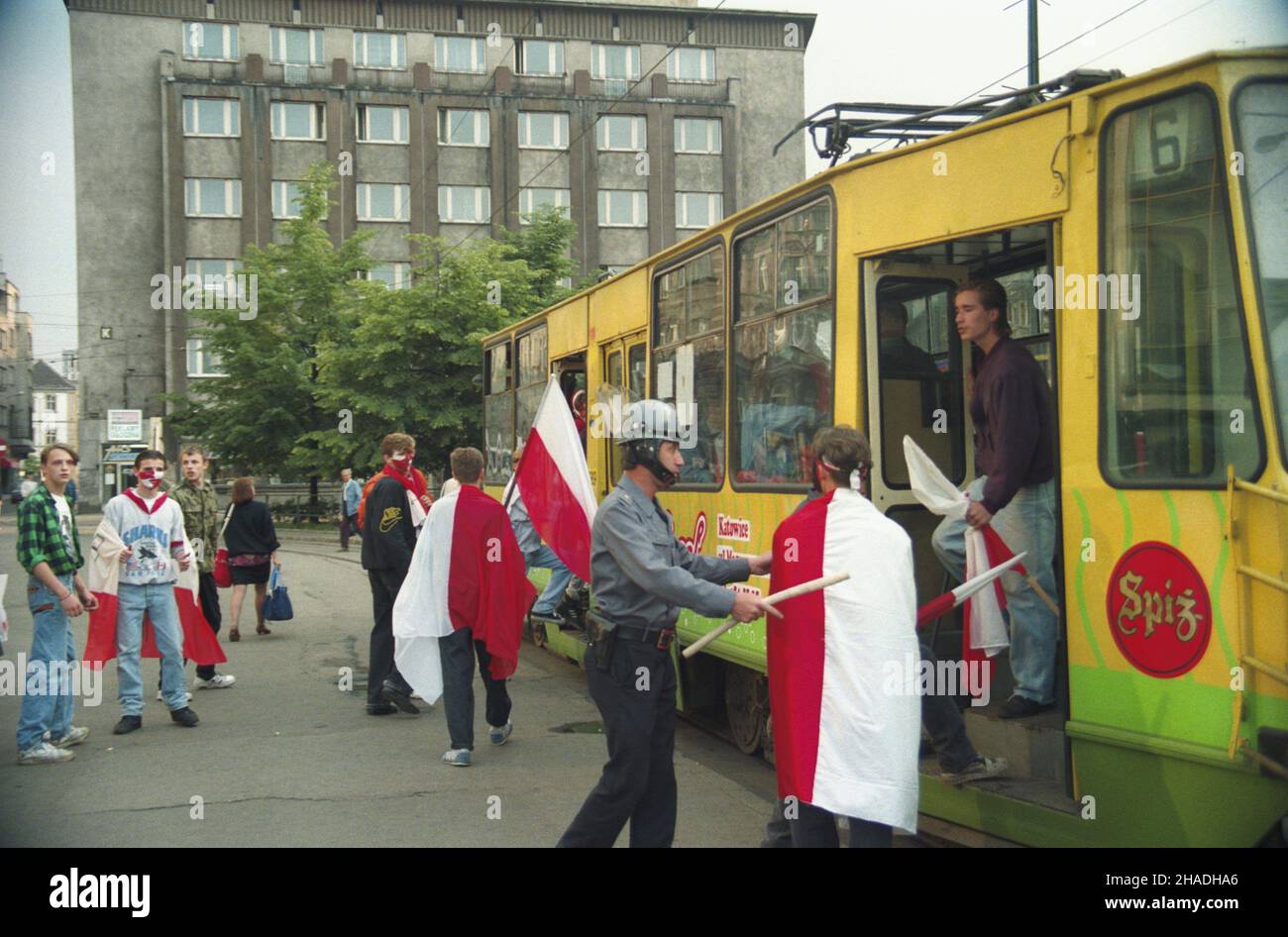 Katowice 29.05.1993. Na Stadionie Œl¹skim w Chorzowie odbêdzie siê mecz eliminacyjny do mistrzostw œwiata w pi³ce no¿nej Polska-Anglia (1:1). Kibicom w drodze na mecz towarzysz¹ funkcjonariusze policji. ka PAP/Stanis³aw Jakubowski Katowice 29 maggio 1993. Polonia-Inghilterra (1-1) qualificatore per i Campionati Mondiali di Calcio al Salski Stadium. Nella foto: La polizia accompagna i tifosi sulla strada per la partita. ka PAP/Stanislaw Jakubowski Foto Stock