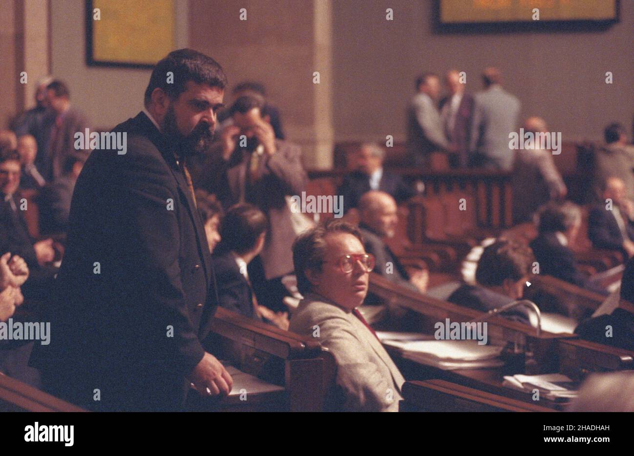 Warszawa 28.05.1993. Posiedzenie Sejmu II kadencji. Sejm RP na wniosek NSZZ Solidarnoœæ, wiêkszoœci¹ jednego g³osu, uchwali³ wotum nieufnoœci dla gabinetu Premier Hanny Suchockiej. NZ. pose³ Janusz Rewiñski (L). ka PAP/Teodor Walczak Varsavia, Polonia, 28 maggio 1993. Vice Janusz Rewinski (L) durante un voto di sfiducia per il primo Ministro Hanna Suchocka Governo a Sejm a Varsavia. Il Parlamento polacco, su richiesta del sindacato di solidarietà, ha approvato un voto di sfiducia nel gabinetto del primo ministro Hanna Suchocka con la maggioranza di un voto. PAP/TEODOR WALCZAK Foto Stock