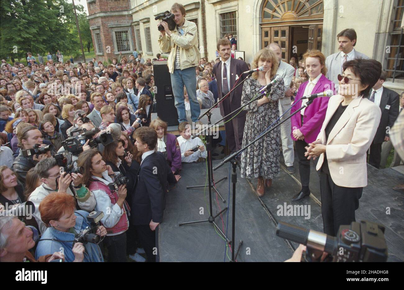 Warszawa 01.06.1993. Wizyta w Polsce Yoko Ono. Otwarcie wystawy instalacji rzeŸbiarskich artystki pt. Zagro¿ony Gatunek 2319-2322 (specie minacciate di estinzione 2319-2322) w Centrum Sztuki Wspó³czesnej Zamek Ujazdowski. NZ. m.in. Yoko Ono (P), wspó³organizatorka wystawy Nina Wasilewska (2P) i kurator wystawy Irena Groblewska (3P) Varsavia 01 giugno 1993. Yoko Ono in Polonia. L'inaugurazione delle installazioni della scultrice dal titolo specie minacciate 2319-2322 presso il Centro di Arte Contemporanea Zamek Ujazdowski raffigurato: Yoko Ono (a destra), co-organizzatore della mostra Nina Wasilew Foto Stock