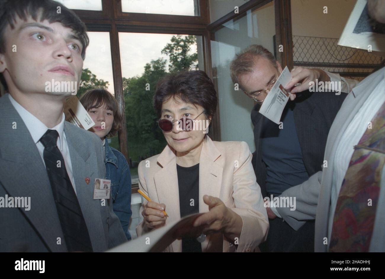 Warszawa 01.06.1993. Wizyta w Polsce Yoko Ono. Otwarcie wystawy instalacji rzeŸbiarskich artystki pt. Zagro¿ony Gatunek 2319-2322 (specie minacciate di estinzione 2319-2322) w Centrum Sztuki Wspó³czesnej Zamek Ujazdowski. NZ. Yoko Ono rozdaje autografa. ka PAP/Andrzej Rybczyñski Varsavia 1 giugno 1993. Yoko Ono (nella foto) visita la Polonia. L'apertura di una mostra delle installazioni di scultura di Yoko Ono intitolata specie minacciate 2319-2322 presso il Centro d'Arte Contemporanea Castello di Ujazdowski. Nella foto: Yoko Ono che dà autografi. ka PAP/Andrzej Rybczynski Foto Stock